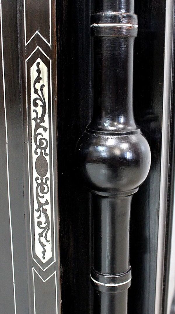 Vitrine d’apparat en poirier noirci, époque Napoléon III – 1850