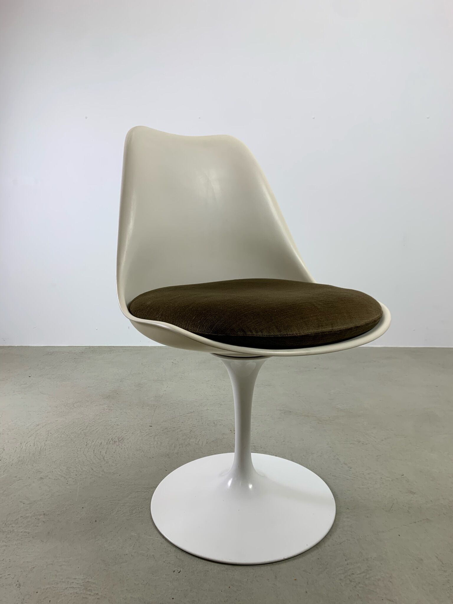 Eero Saarinen Tulip Dining Set with Swifel Chairs for Knoll International 1960s