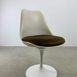 Eero Saarinen Tulip Dining Set with Swifel Chairs for Knoll International 1960s
