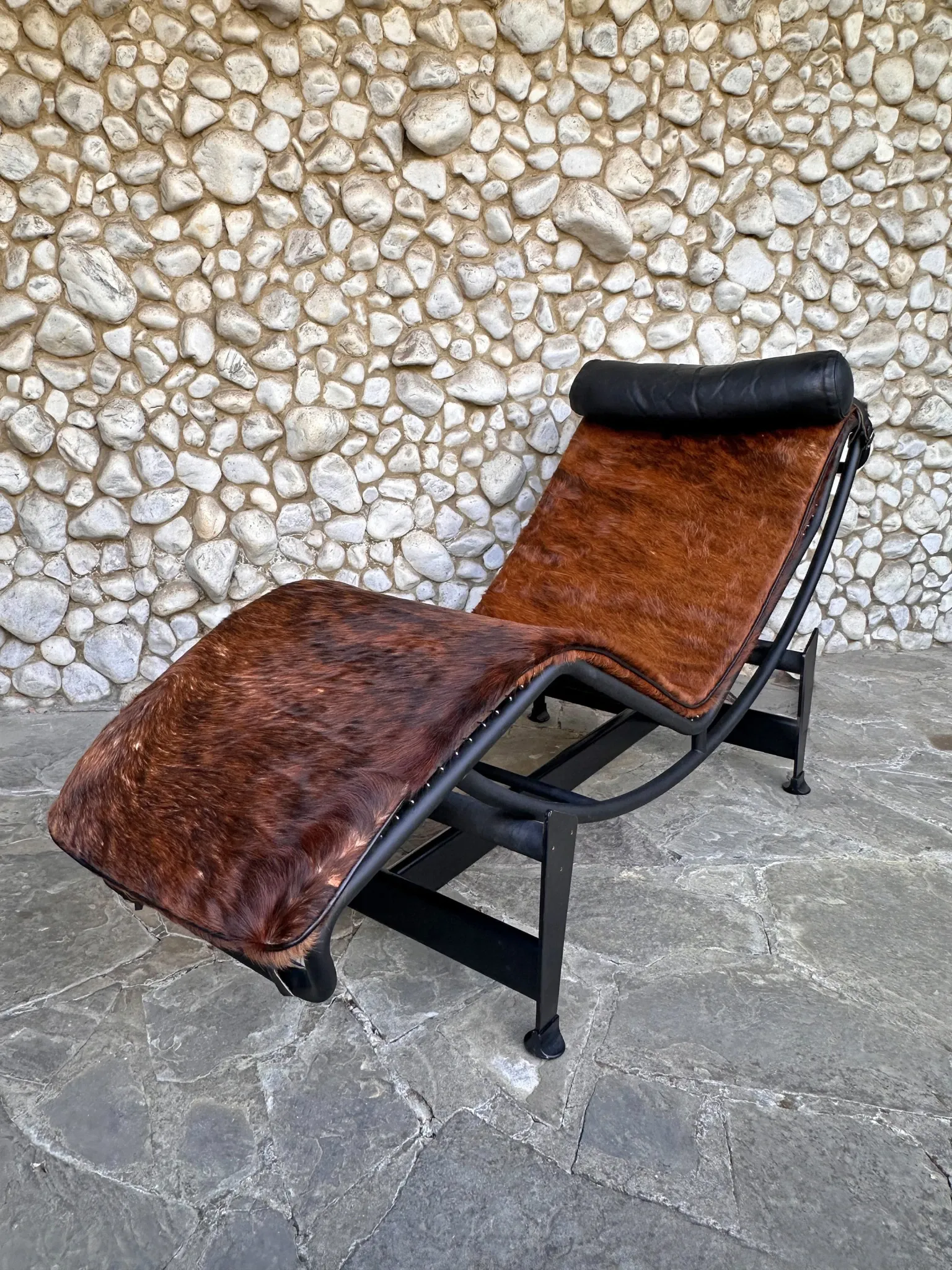 LC4 chaise longue in cowhide and black frame by Cassina, 1970–80
