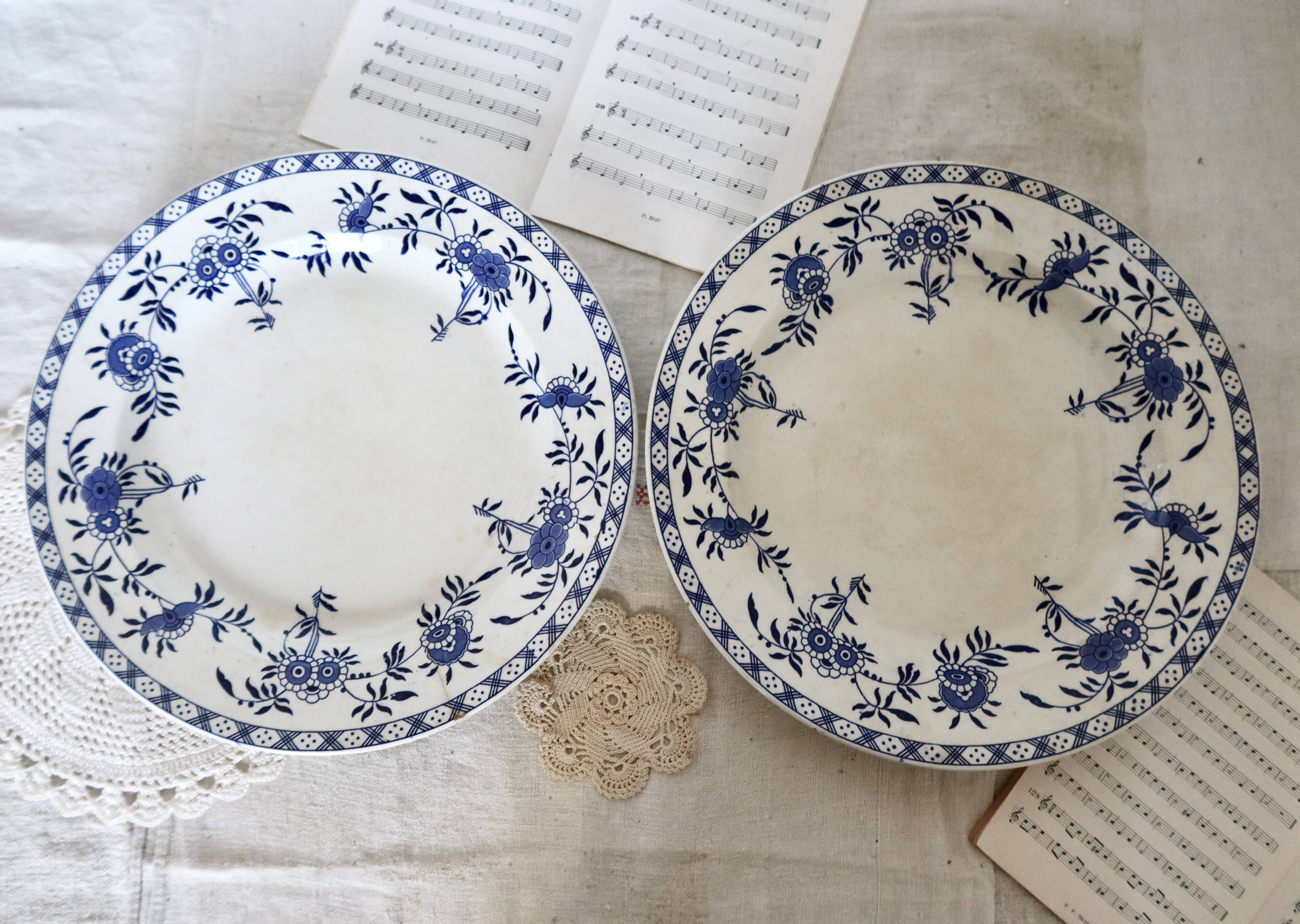 Round serving dishes - Rare Dresden porcelain