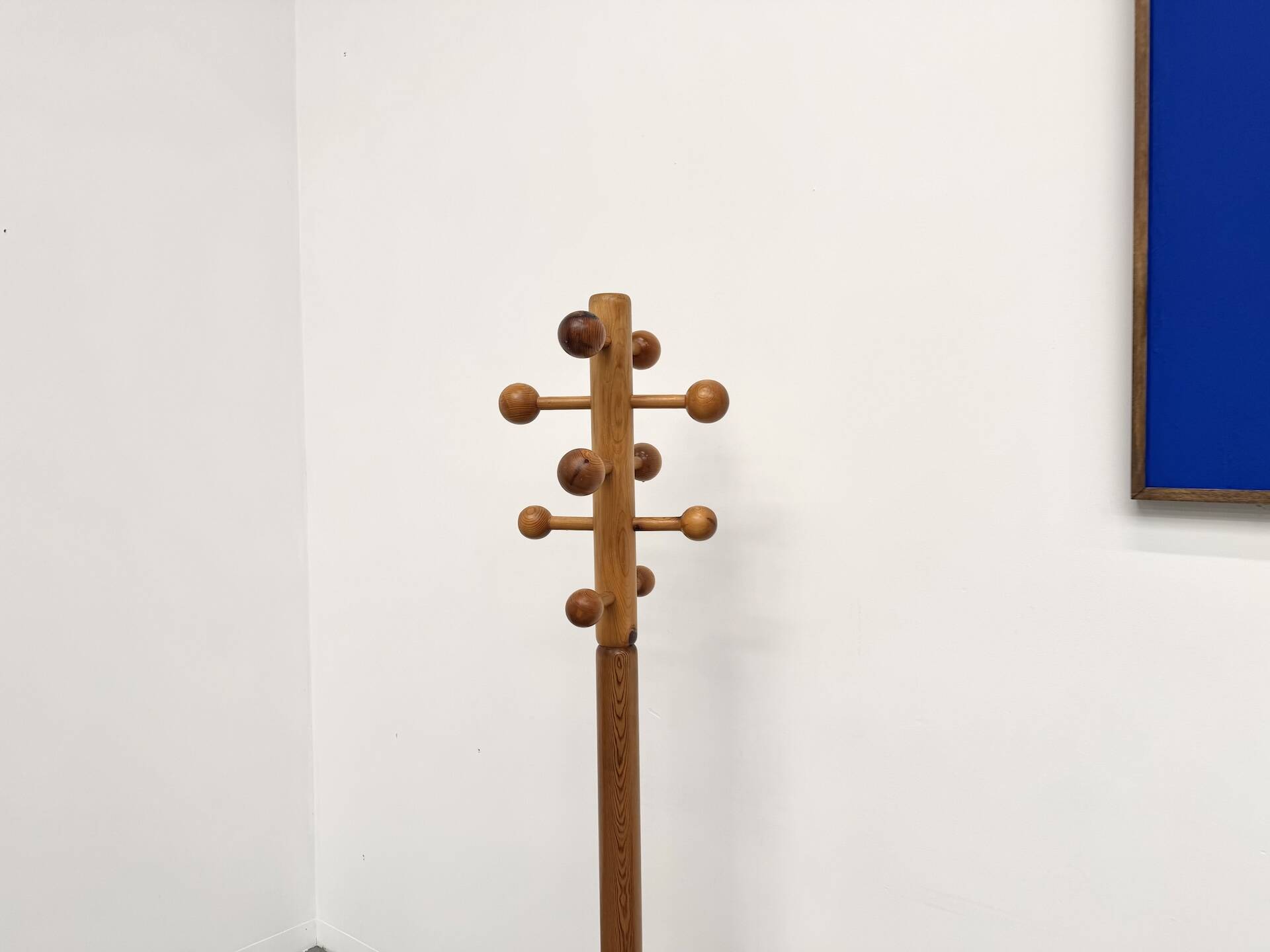 Free-standing coat rack in solid pine, Les Arcs, 1970s