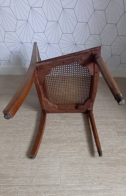 Chaise cannée art déco avec ornements en bronze.