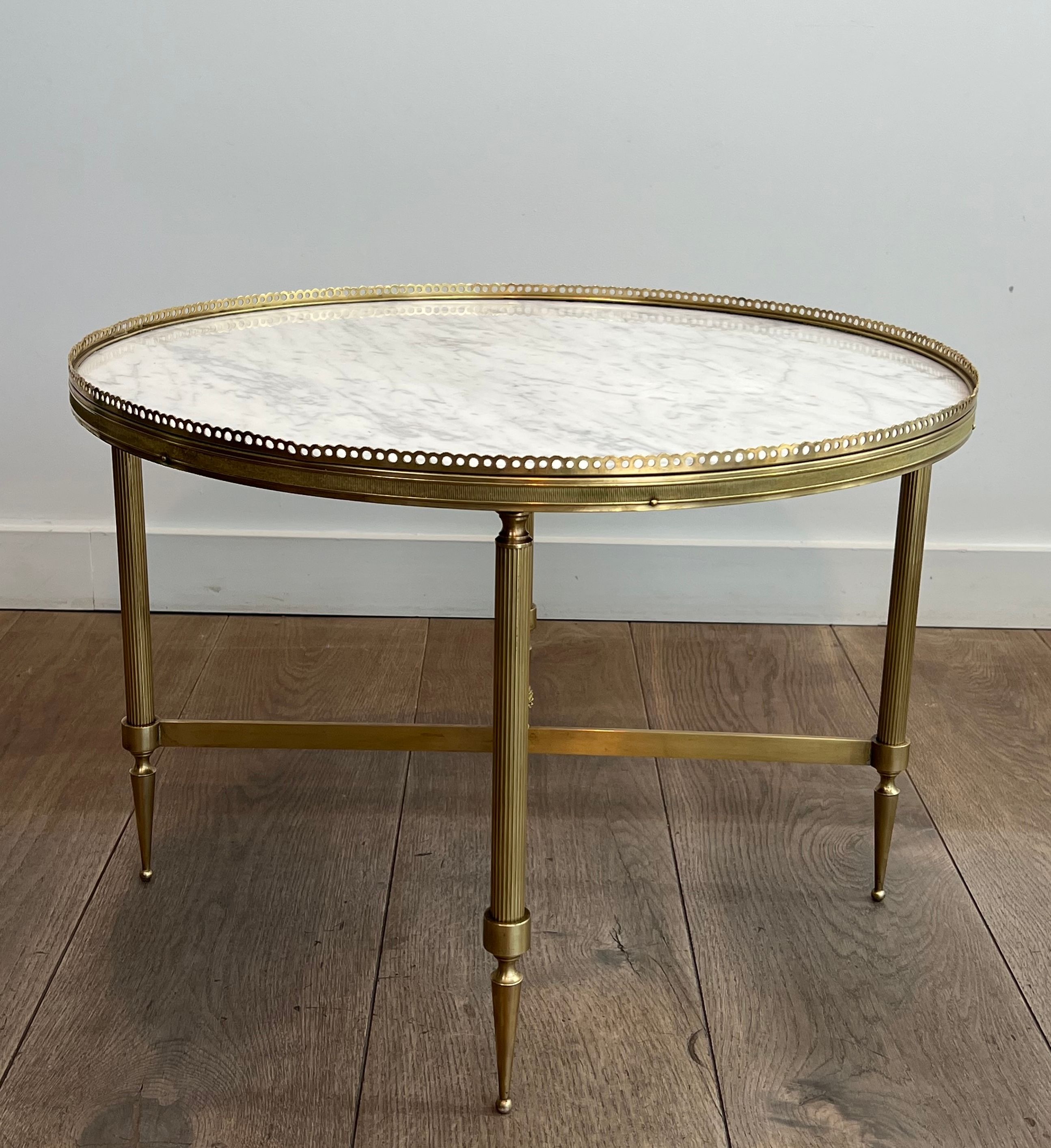 Neoclassical style round coffee table in brass with a white Carrara marble top from Jansen