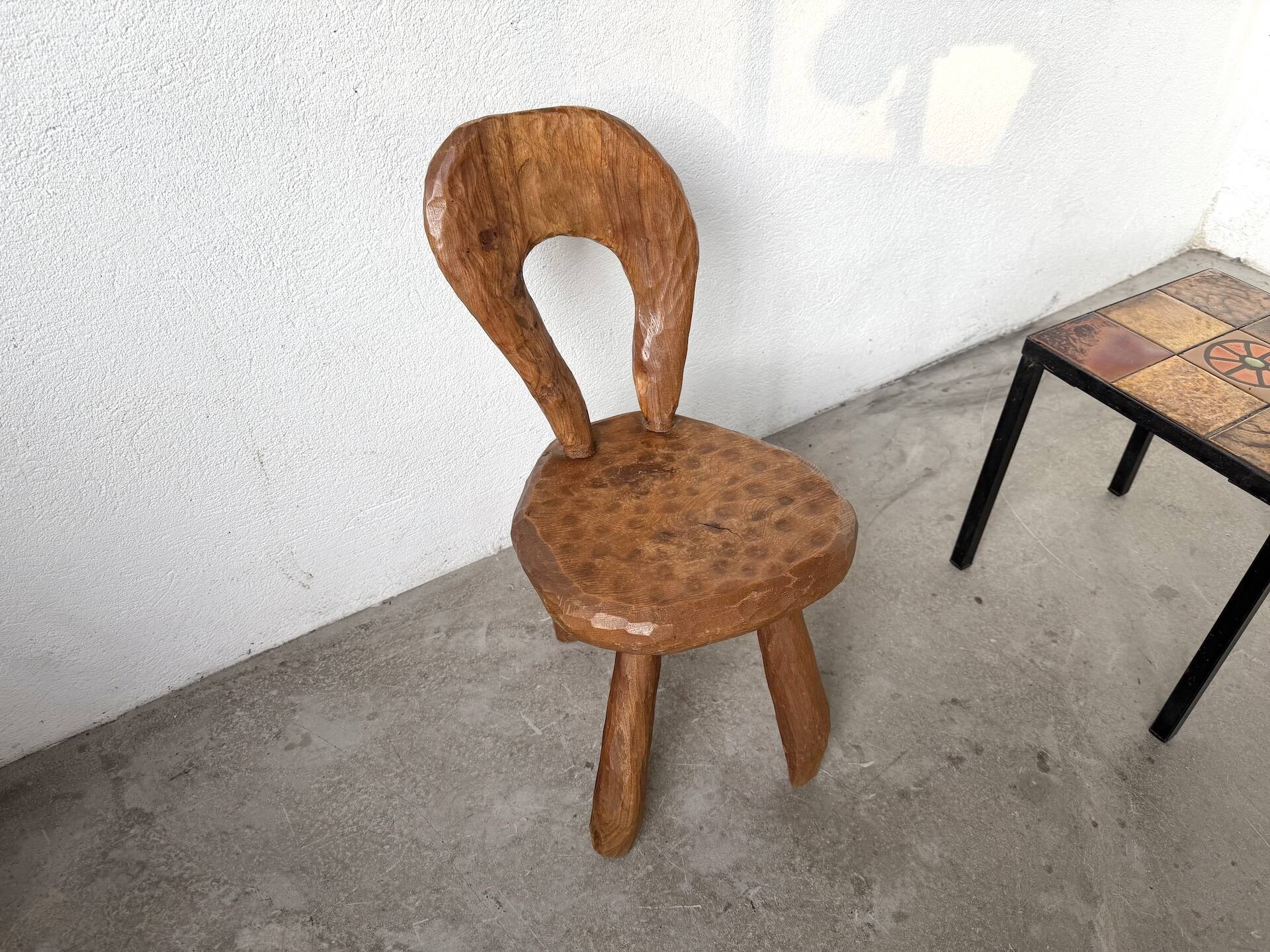 Petite chaise sculptée à la gouge
