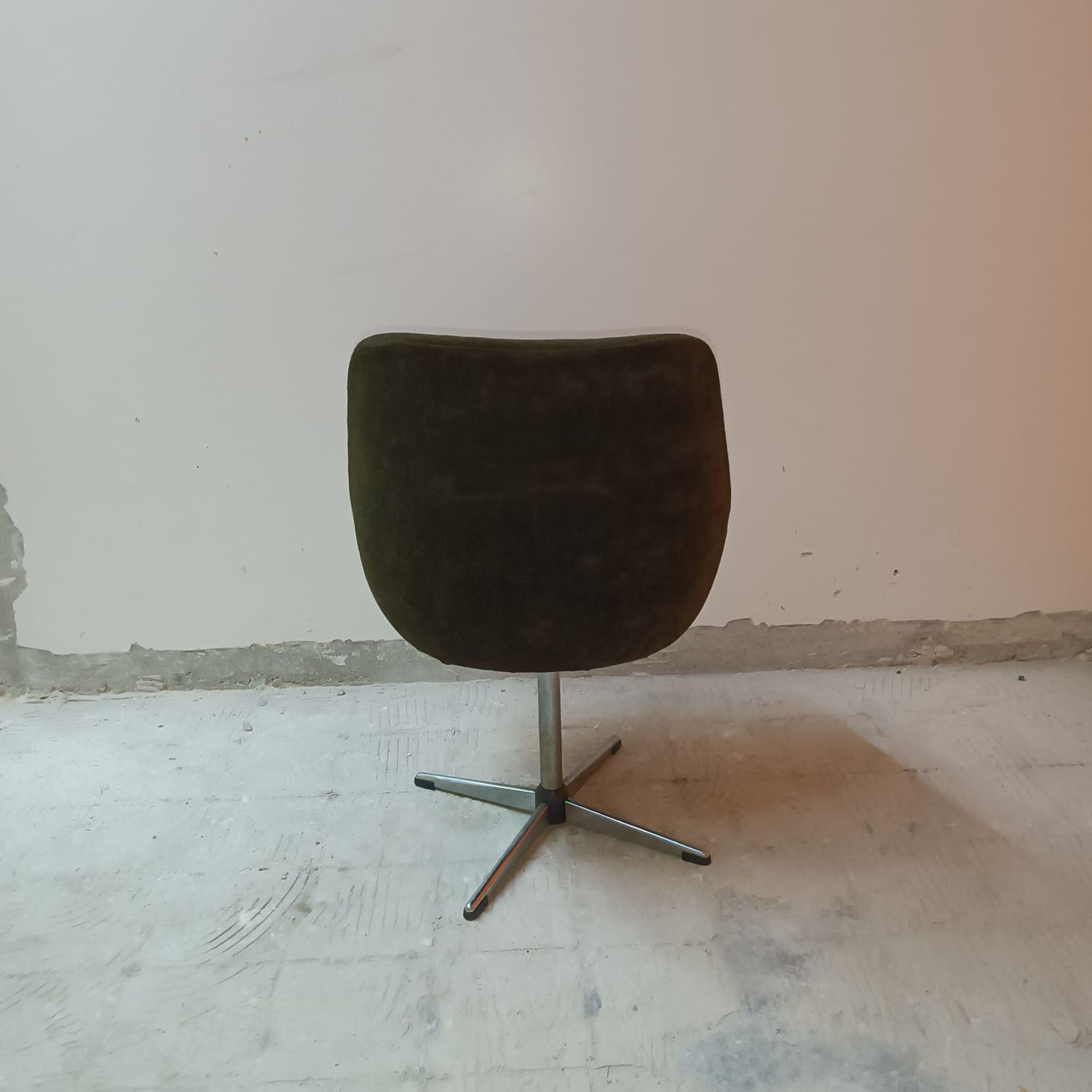 Pairs of vintage chairs from the 50s/60s swivel.