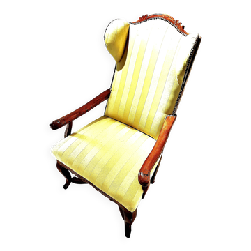 Fauteuil à oreilles en noyer de style Régence française avec entretoise en