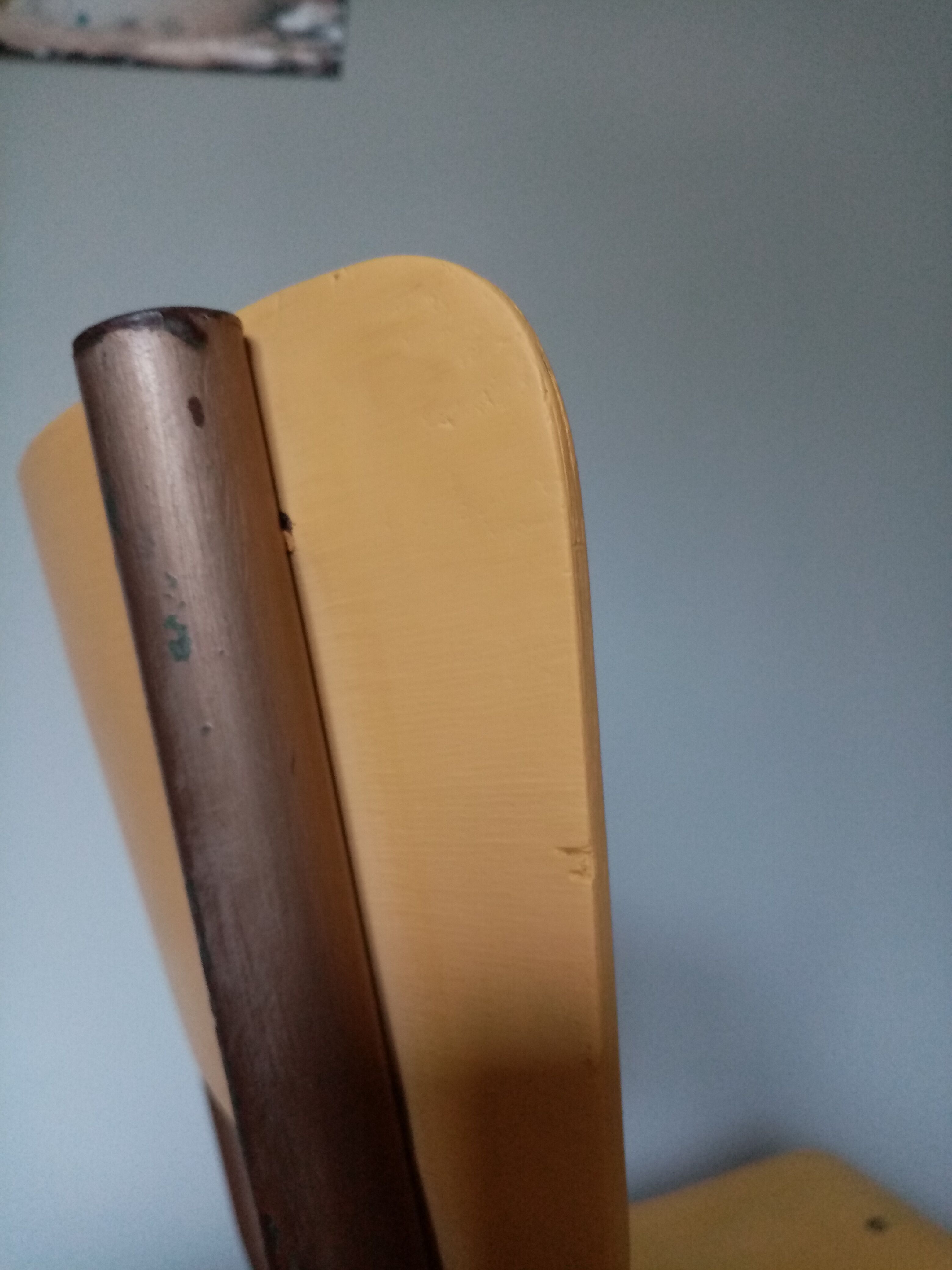 Chaise d'école adulte revisitée en jaune