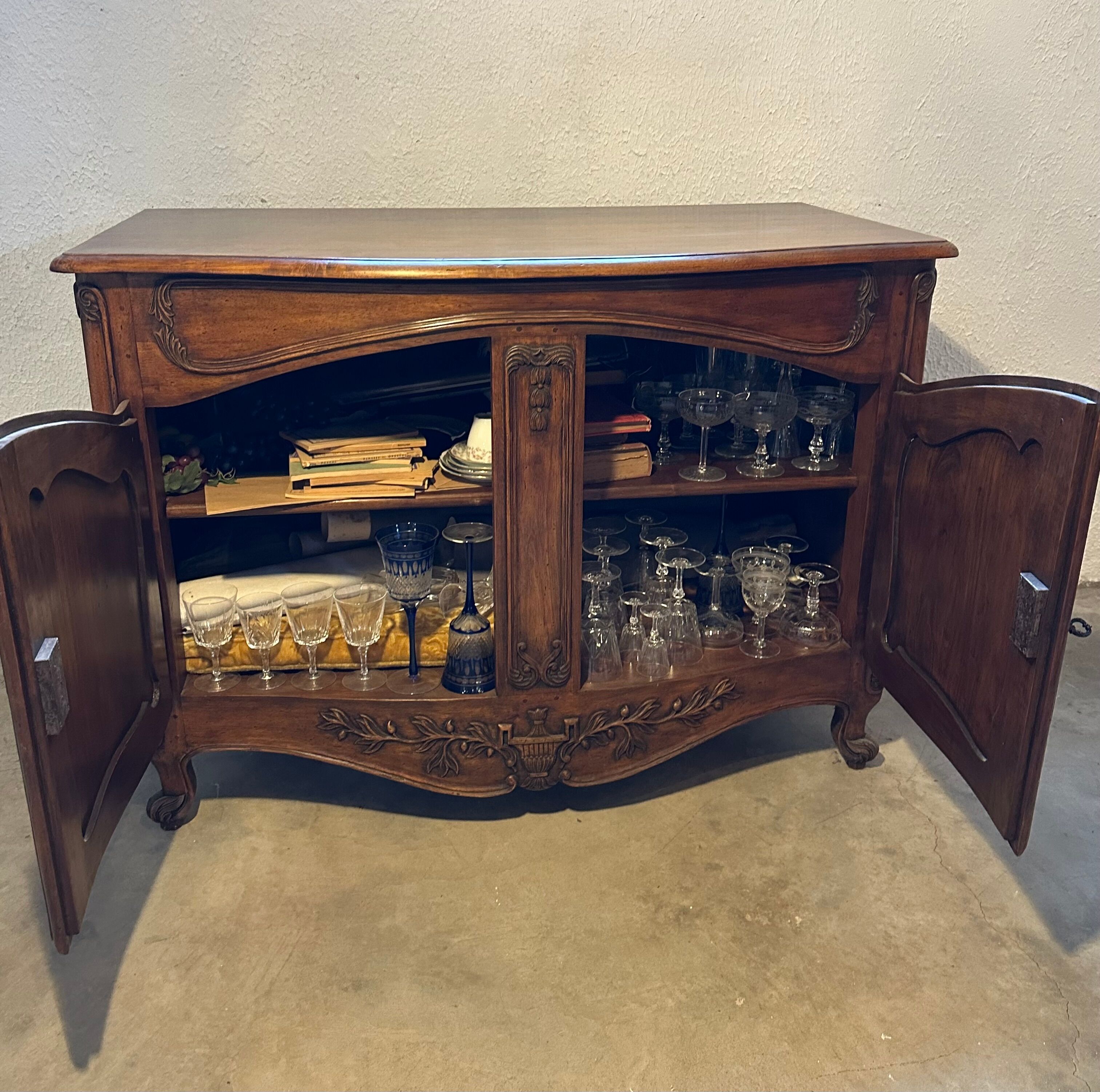 Carved Provencal buffet in Louis XV style with 2 doors