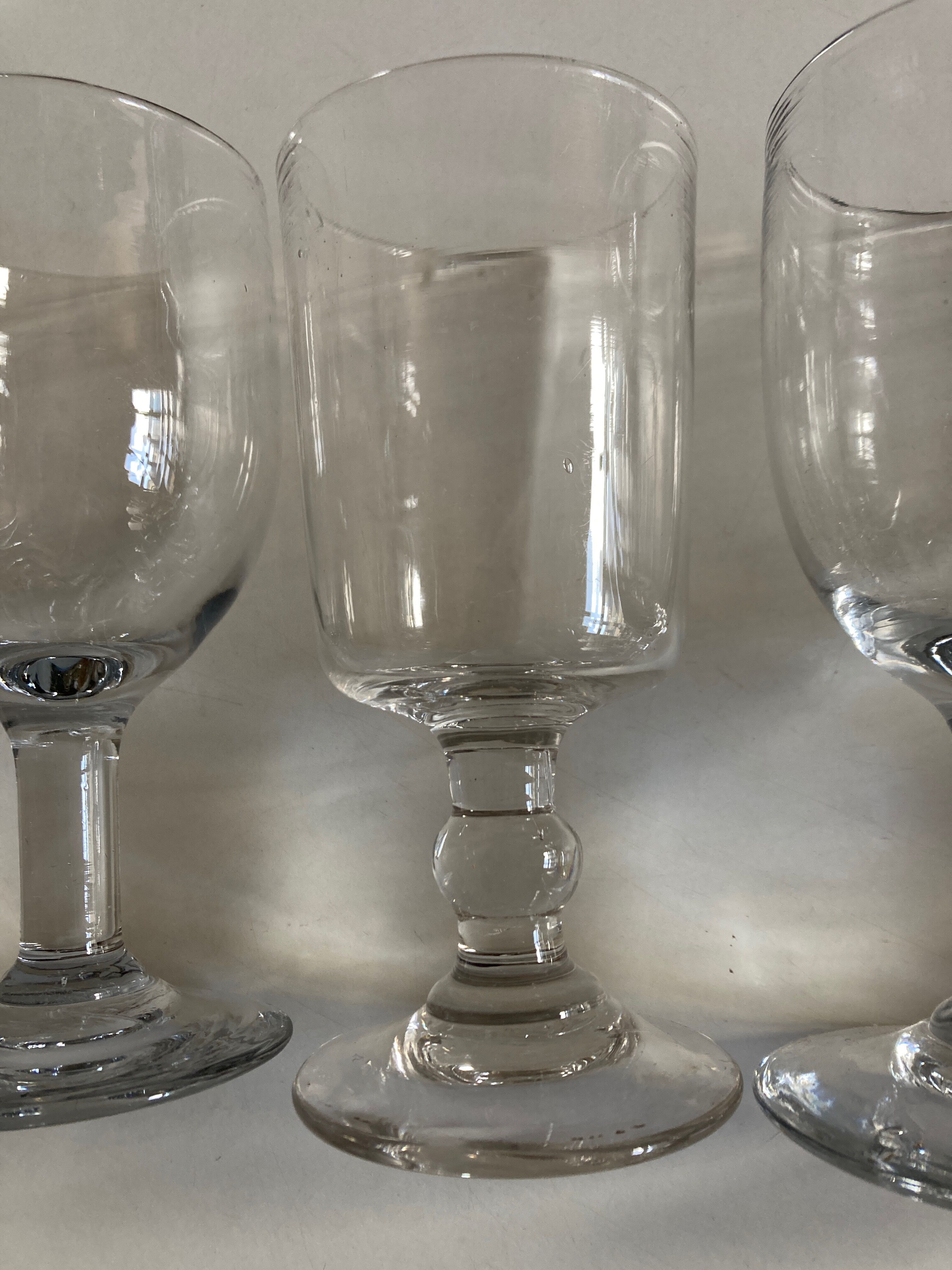 Set de 6 verres de table à pied mi 19e assortis
