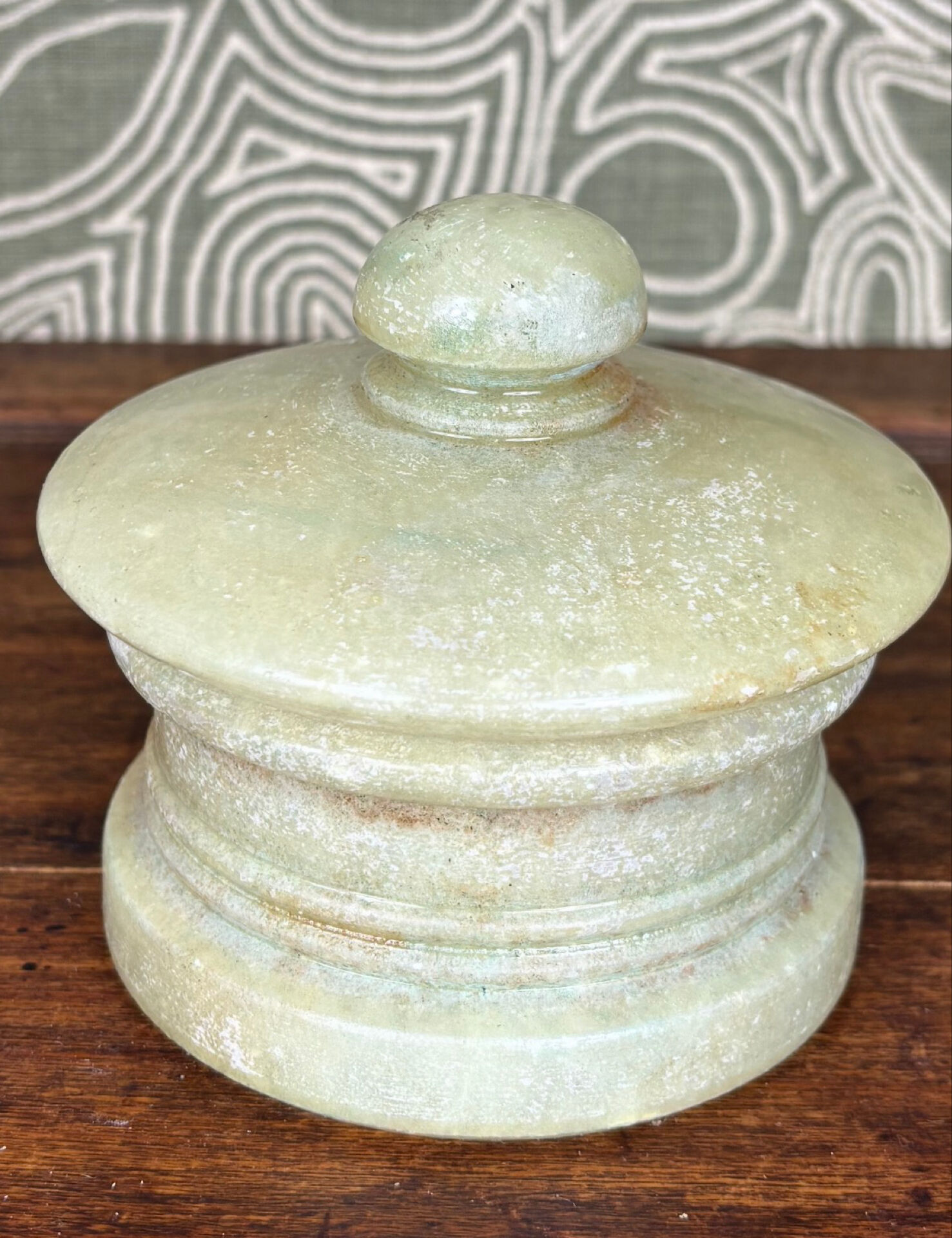 Vintage box in natural stone – Sculpted lid