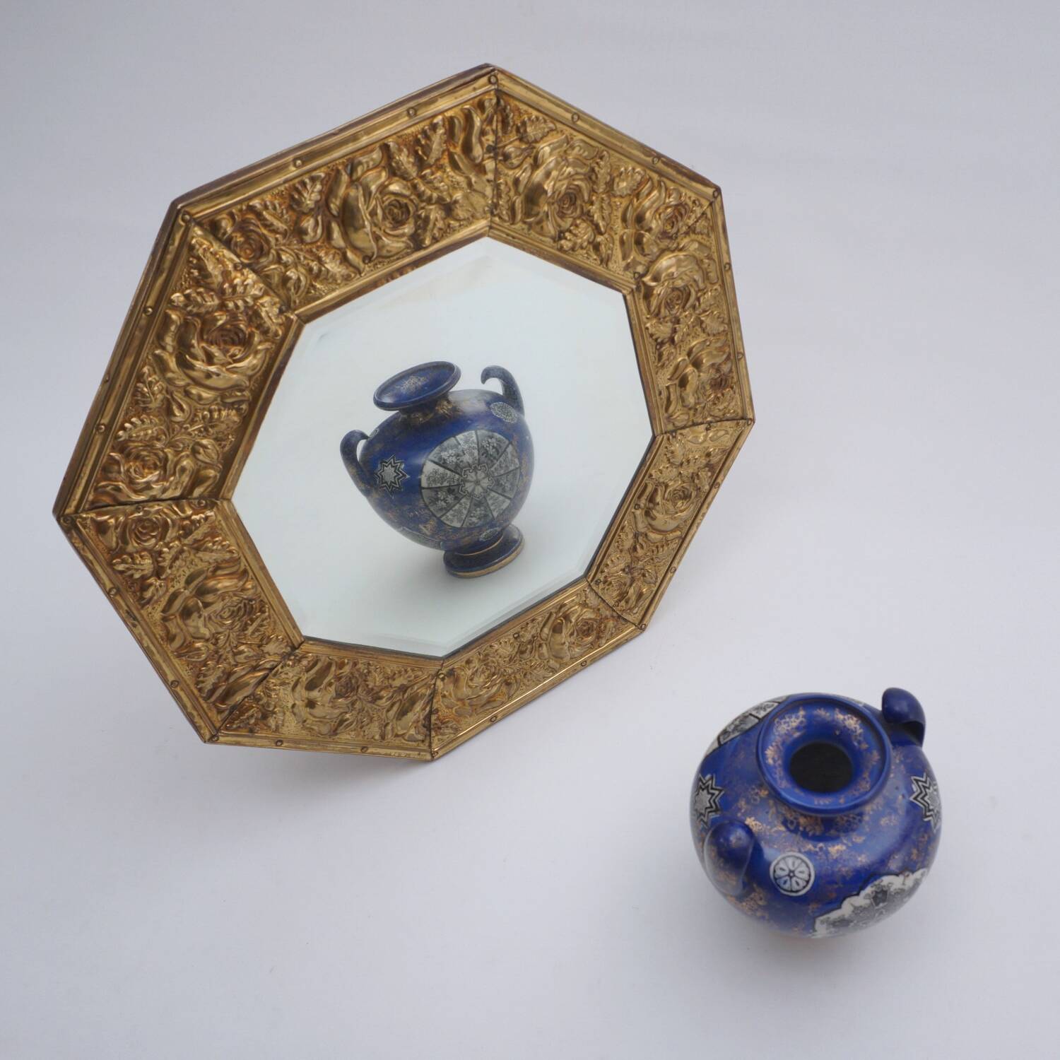 Miroir octogonal antique Arts & Crafts en laiton gaufré à fleurs des années 1920