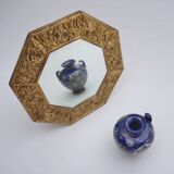 Miroir octogonal antique Arts & Crafts en laiton gaufré à fleurs des années 1920