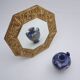 Miroir octogonal antique Arts & Crafts en laiton gaufré à fleurs des années 1920