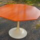 Table pied tulipe
