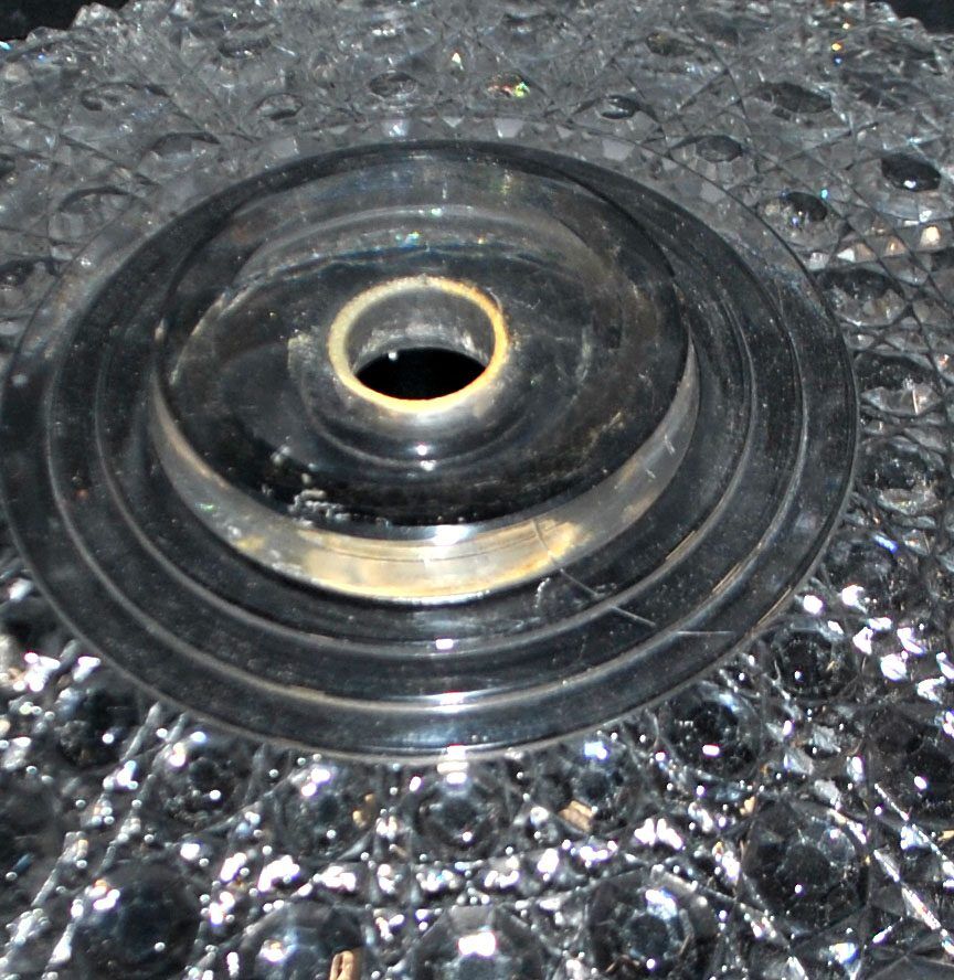 Baccarat coupe sur pied dauphin guéridon diamant pierreries en cristal signé