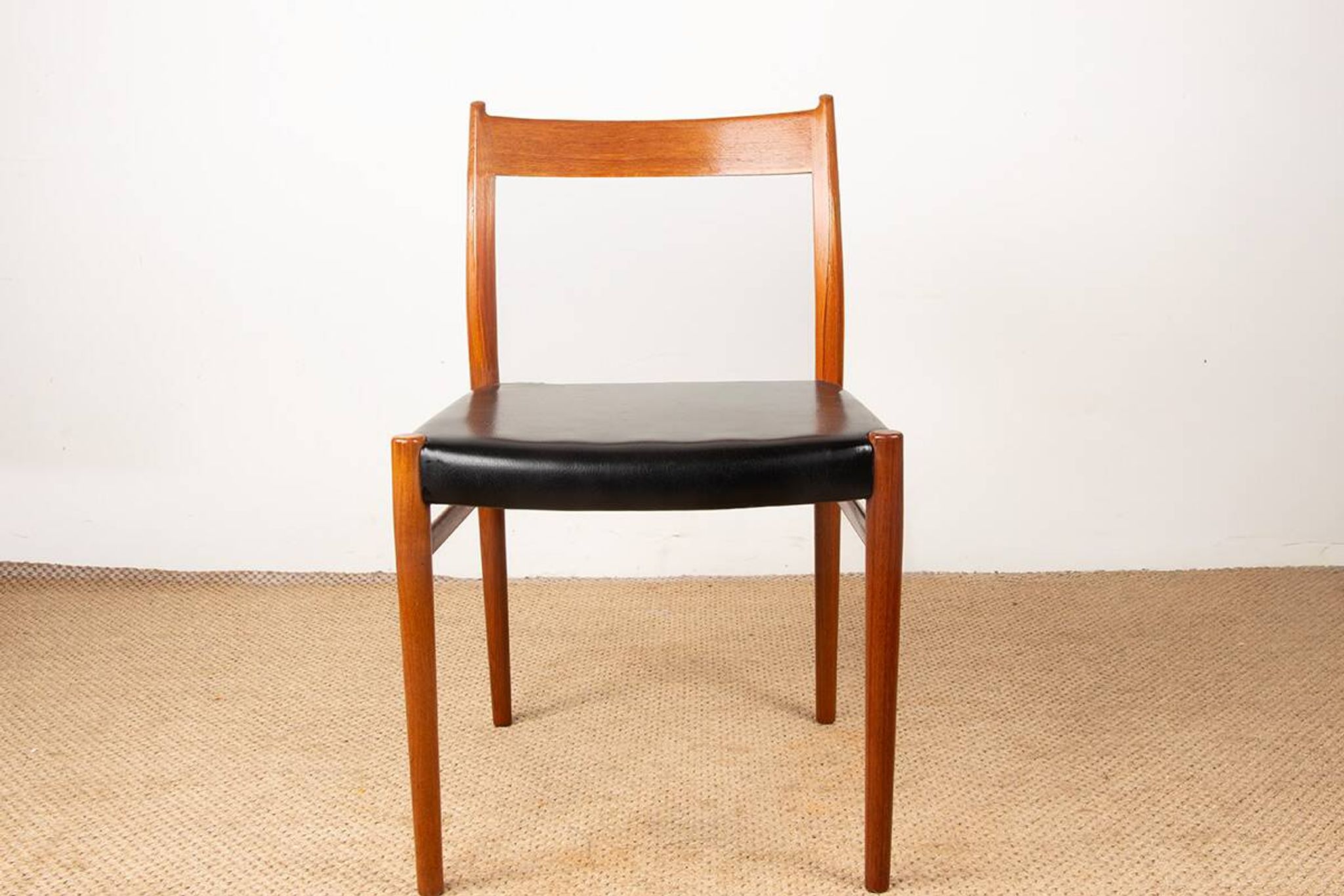 6 Danish chairs in teak and new skai, model 418 Arne Vodder 1960.