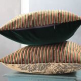 Coussin vert et or en velours d'ameublement