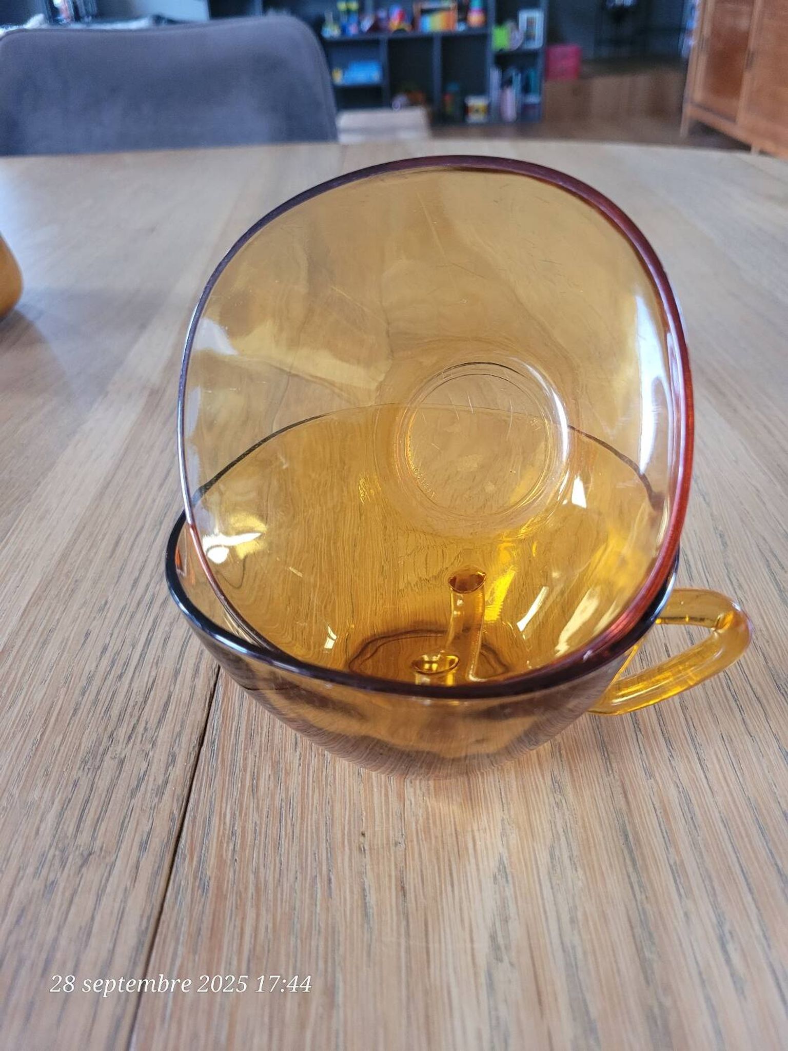 2 tasses à thé en verre ambré  Vereco