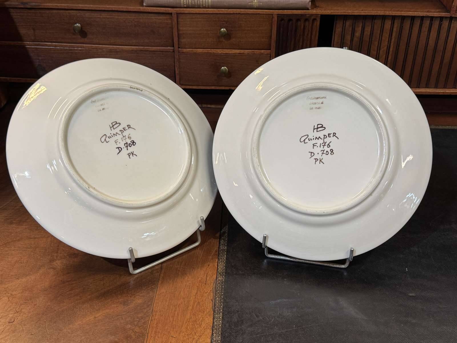 Pair of Quimper earthenware plates with pearl decoration from the 1950s.