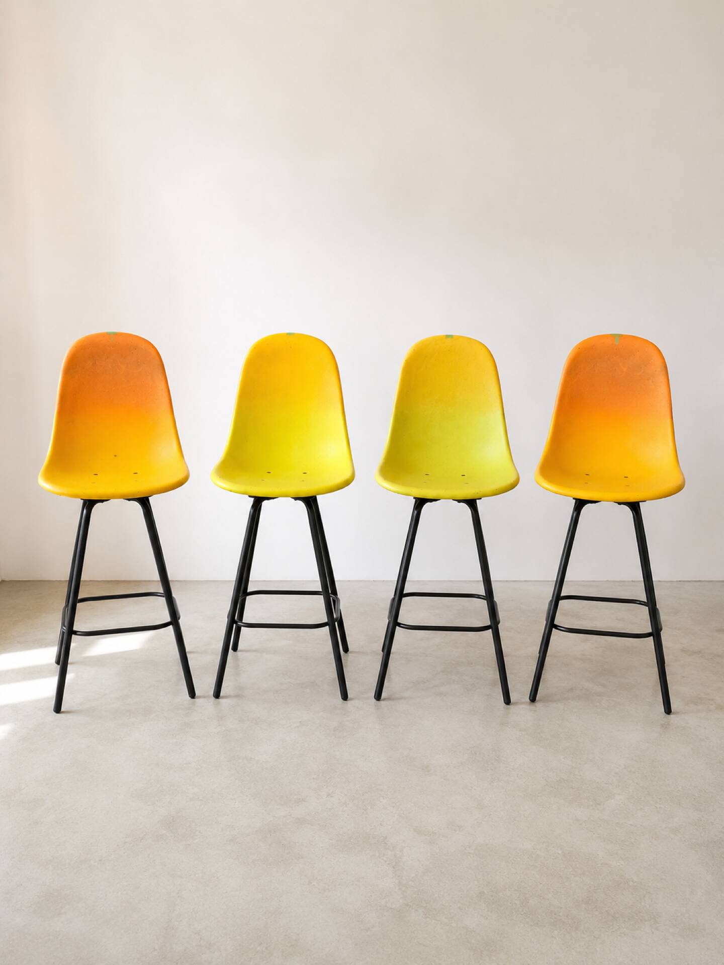 Lot de 4 tabourets de bar design sculptural – coques texturées bicolor