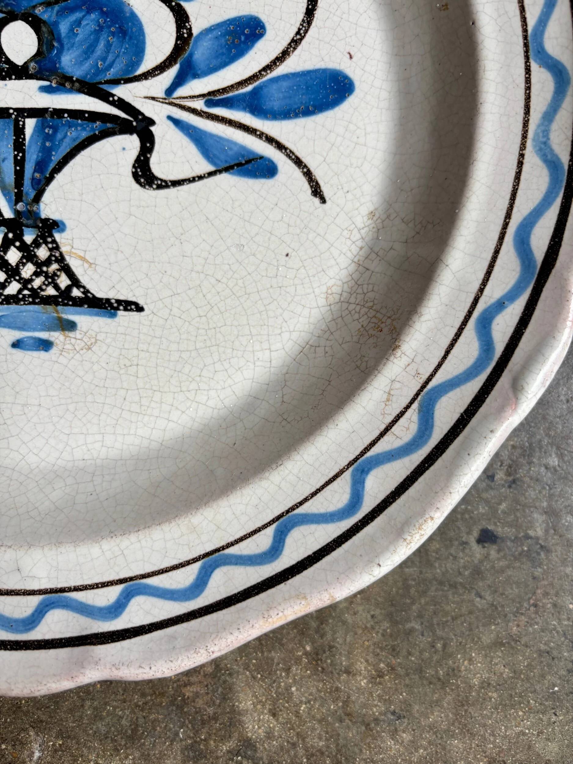 Round dish, black bottom in glazed terracotta