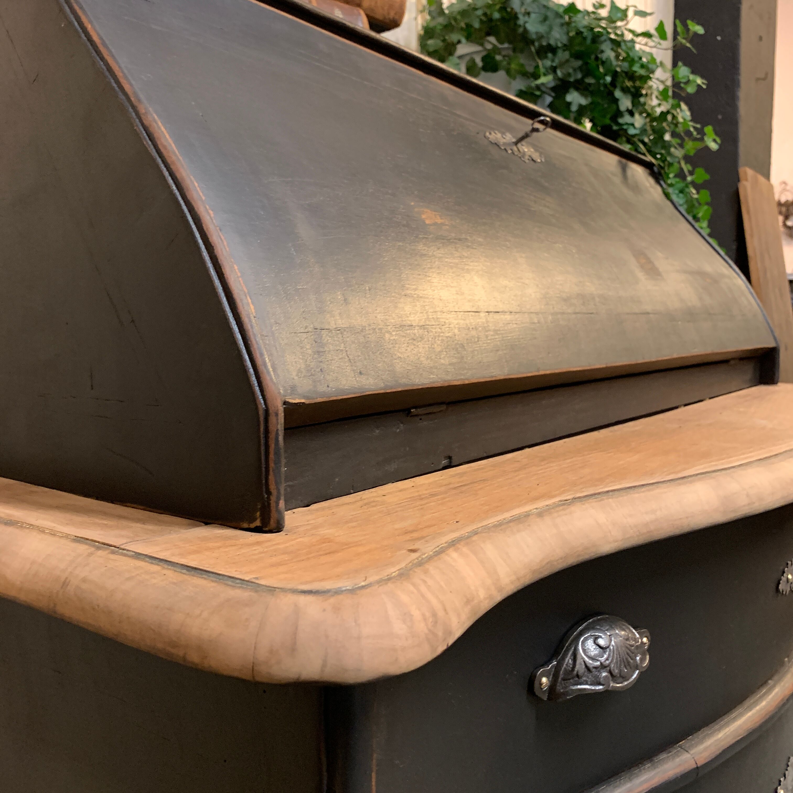 Former chest scriban curve 19th