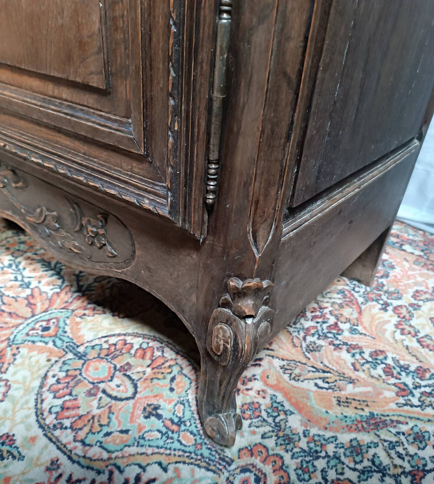 Buffet with 2 bodies in carved oak, Louis XV style, 19th century.