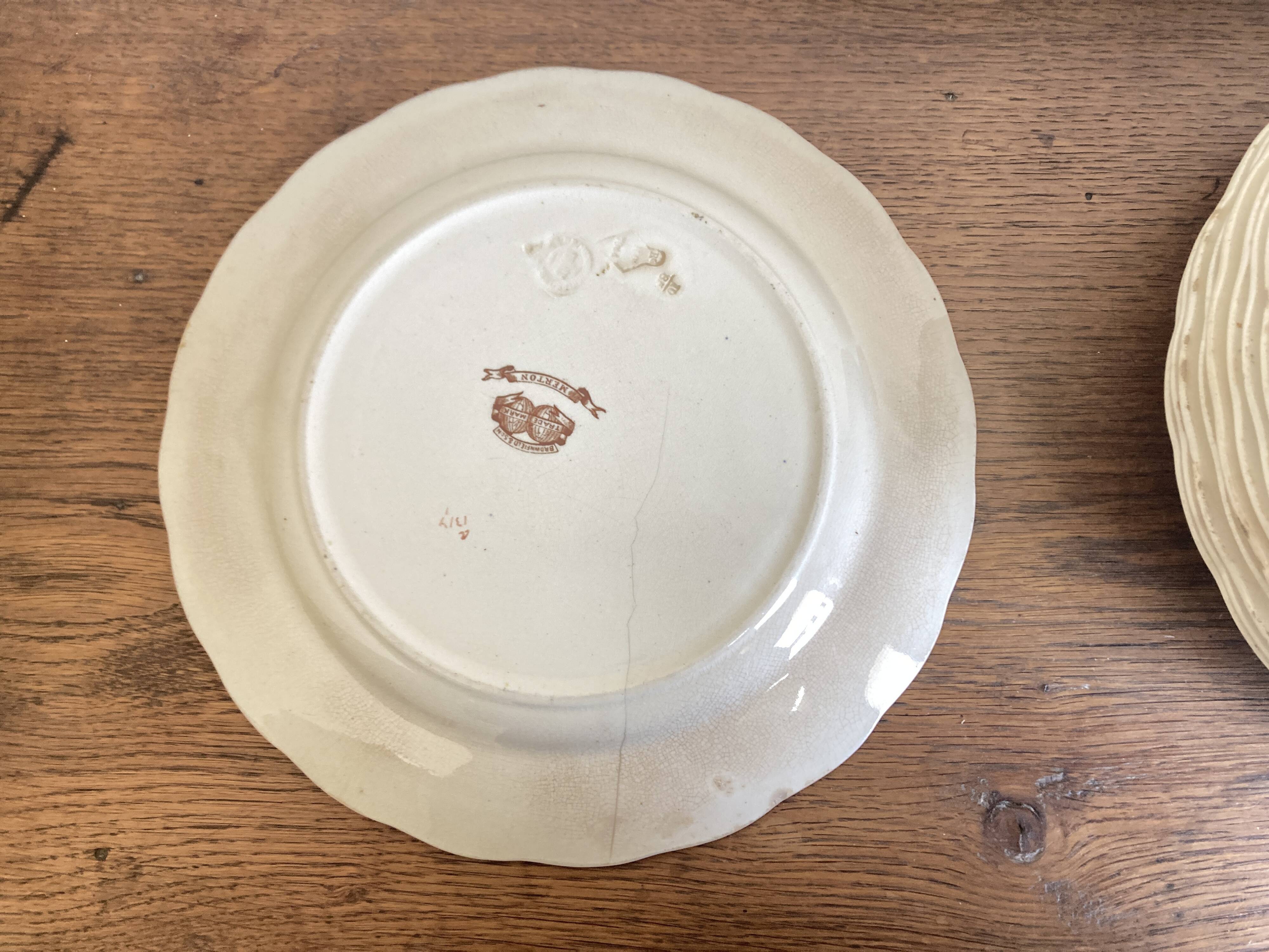 set de 12 assiettes polychrome 1850 ondulées Brownfield England oiseaux