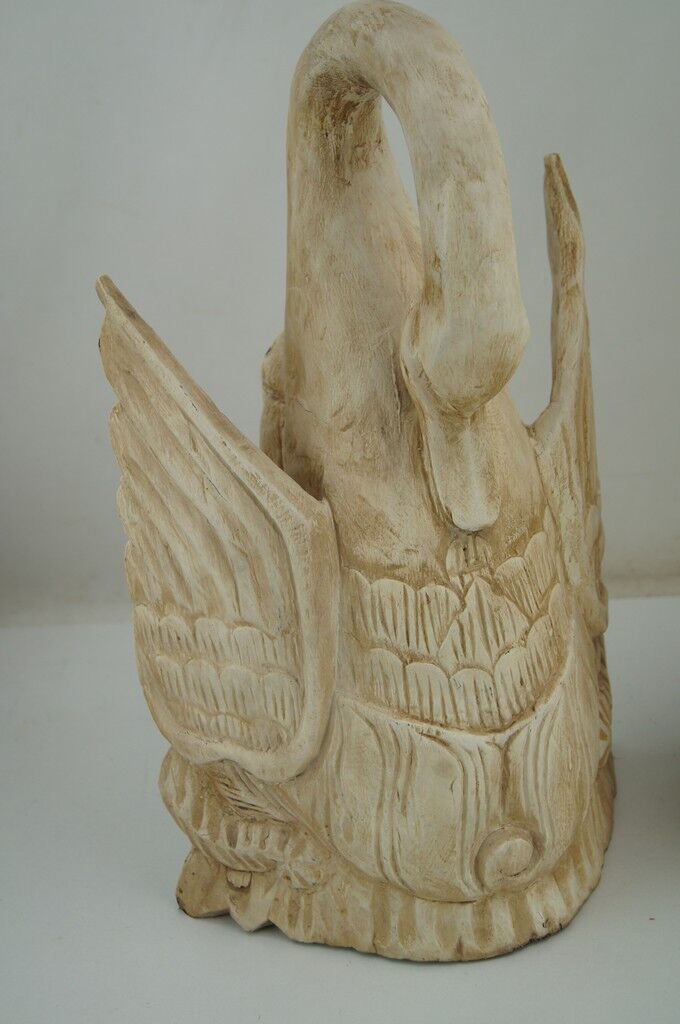 Deux ornements d'applique en bois sculpté et laqué crème,  représentant des cygnes
