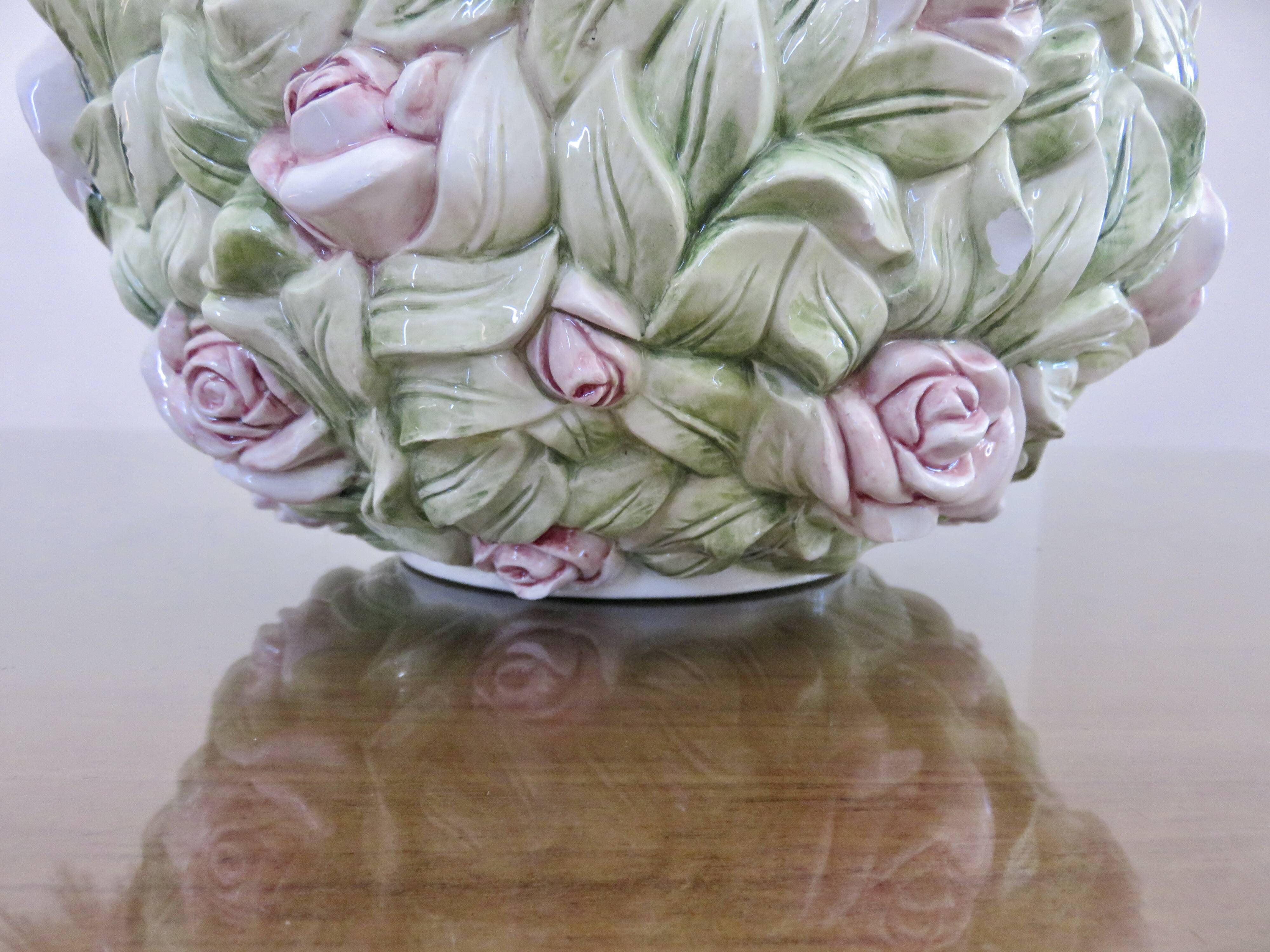 Vase en barbotine, décor floral