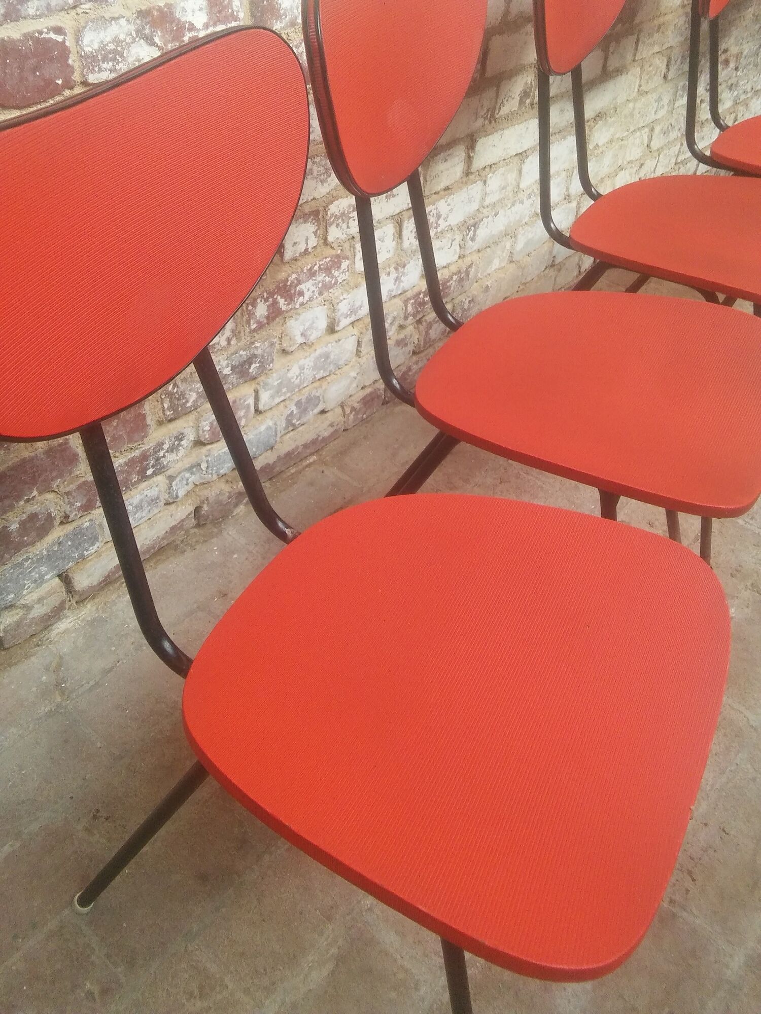 Lot of 6 red chairs in faux leather metal compass feet