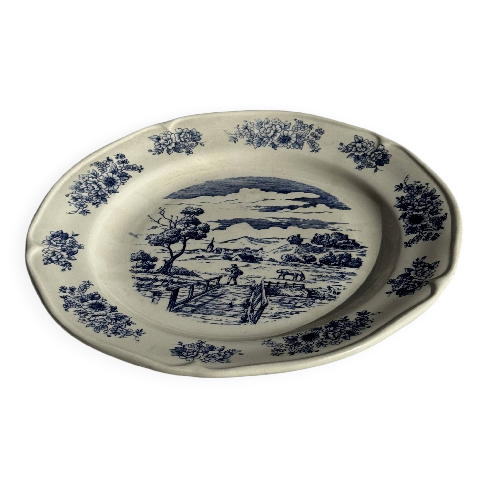 Assiette ancienne en faïence à décor de paysage bleu D24,5