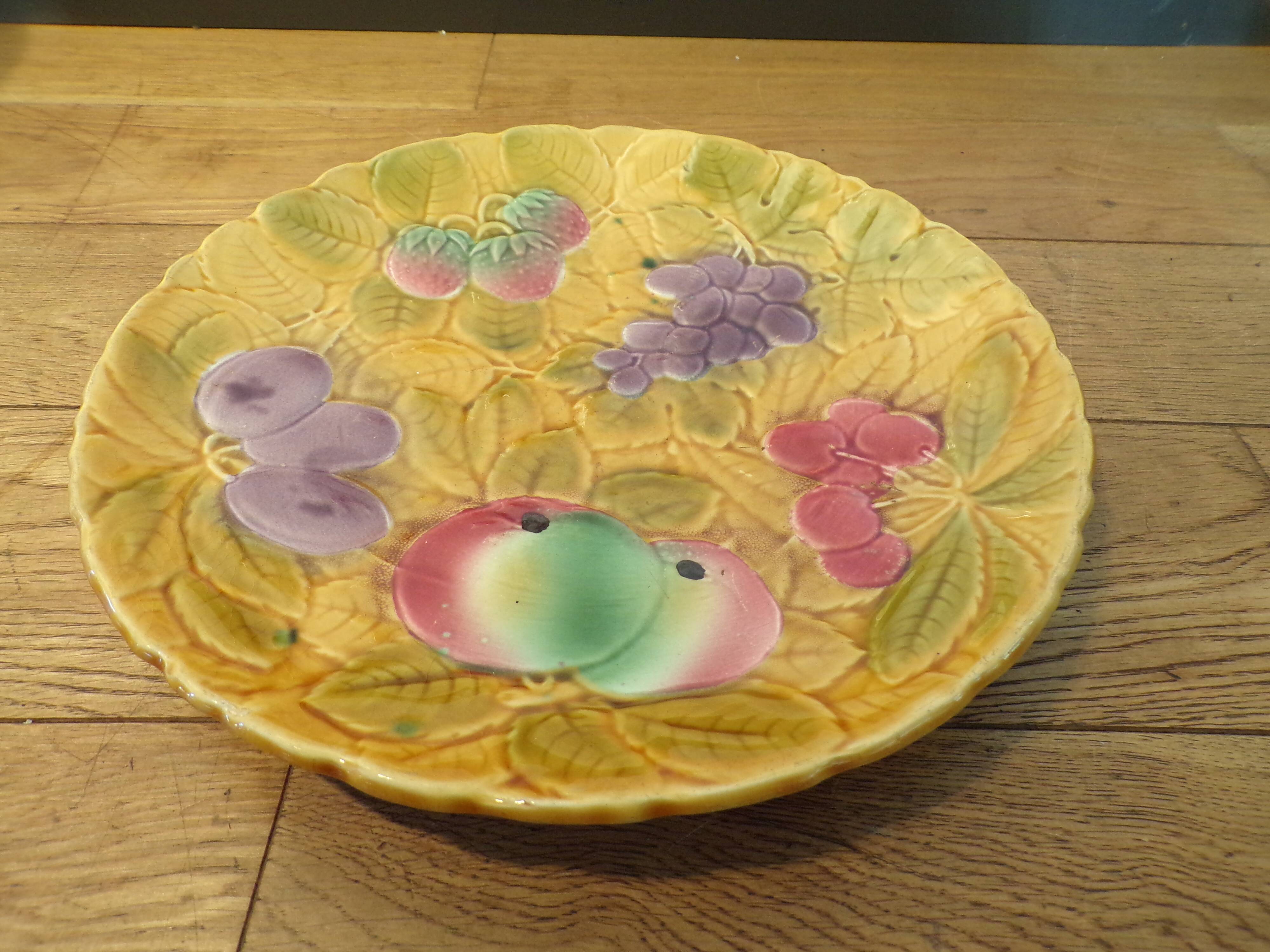Sarreguemines fruit-decorated barbotine dish Ø30cm