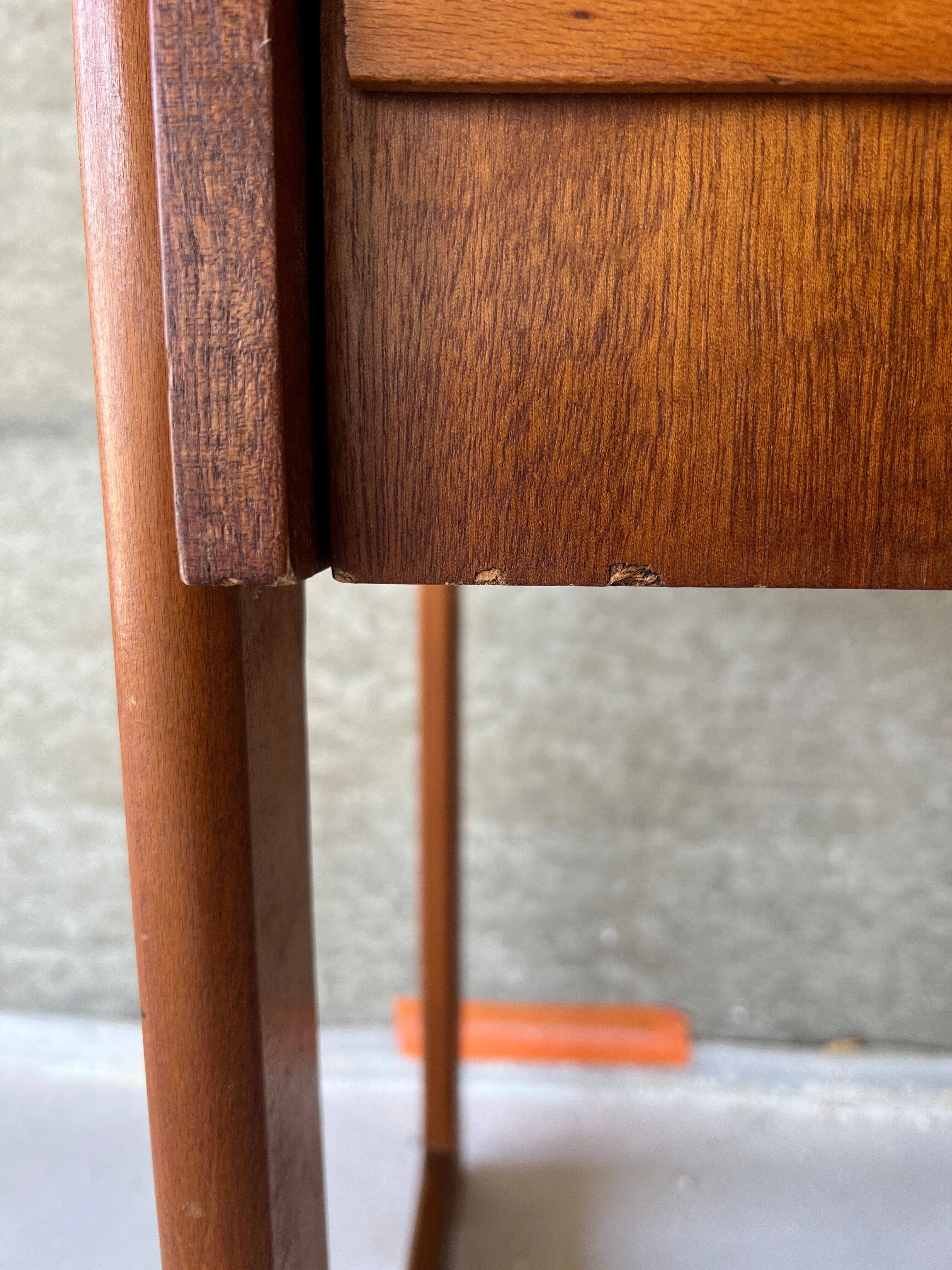 Scandinavian office of the 60s with sleigh feet