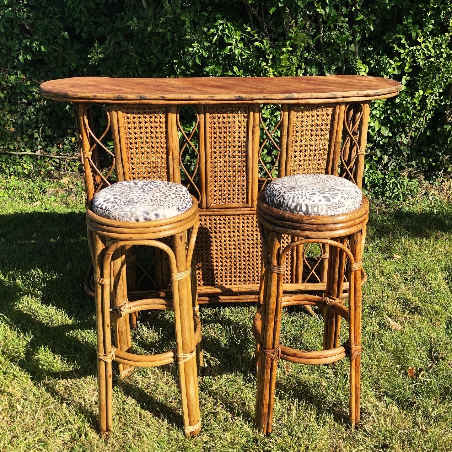 Rattan and cannage bar and 2 stools