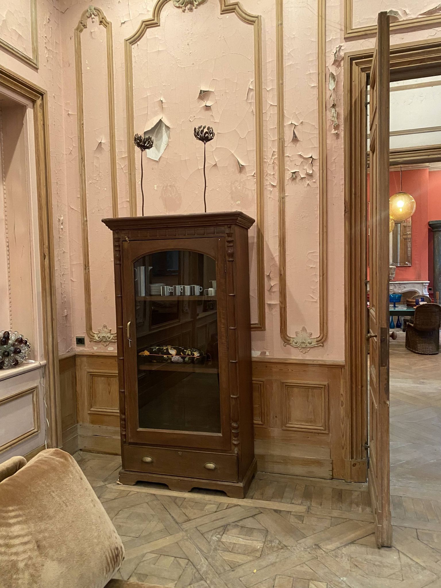 Vitrine de style colonial  en teck