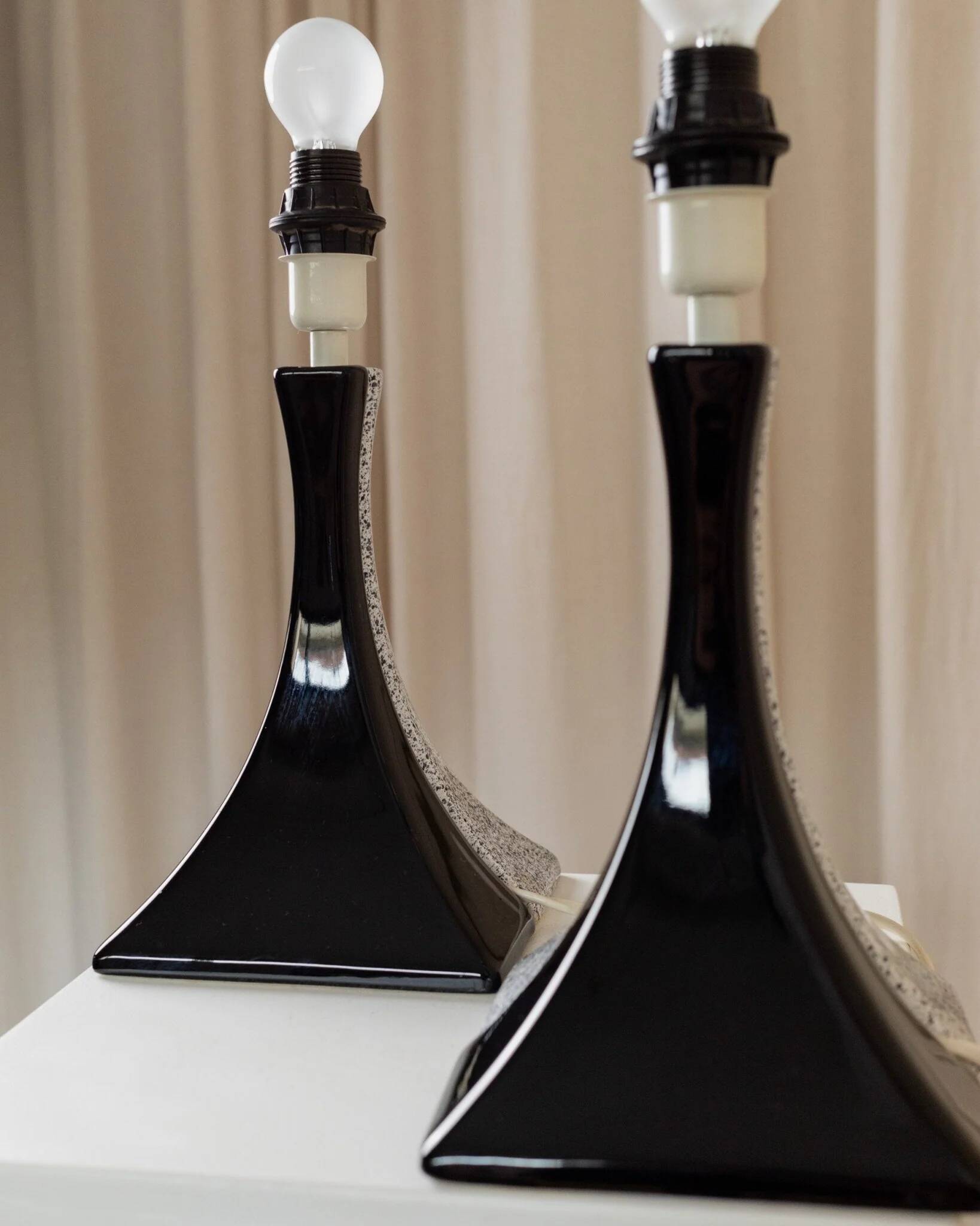 Pair of Handmade Ceramic Lamps in Black and White, 1980s Memphis-Style Italian Retro Bedside Lights