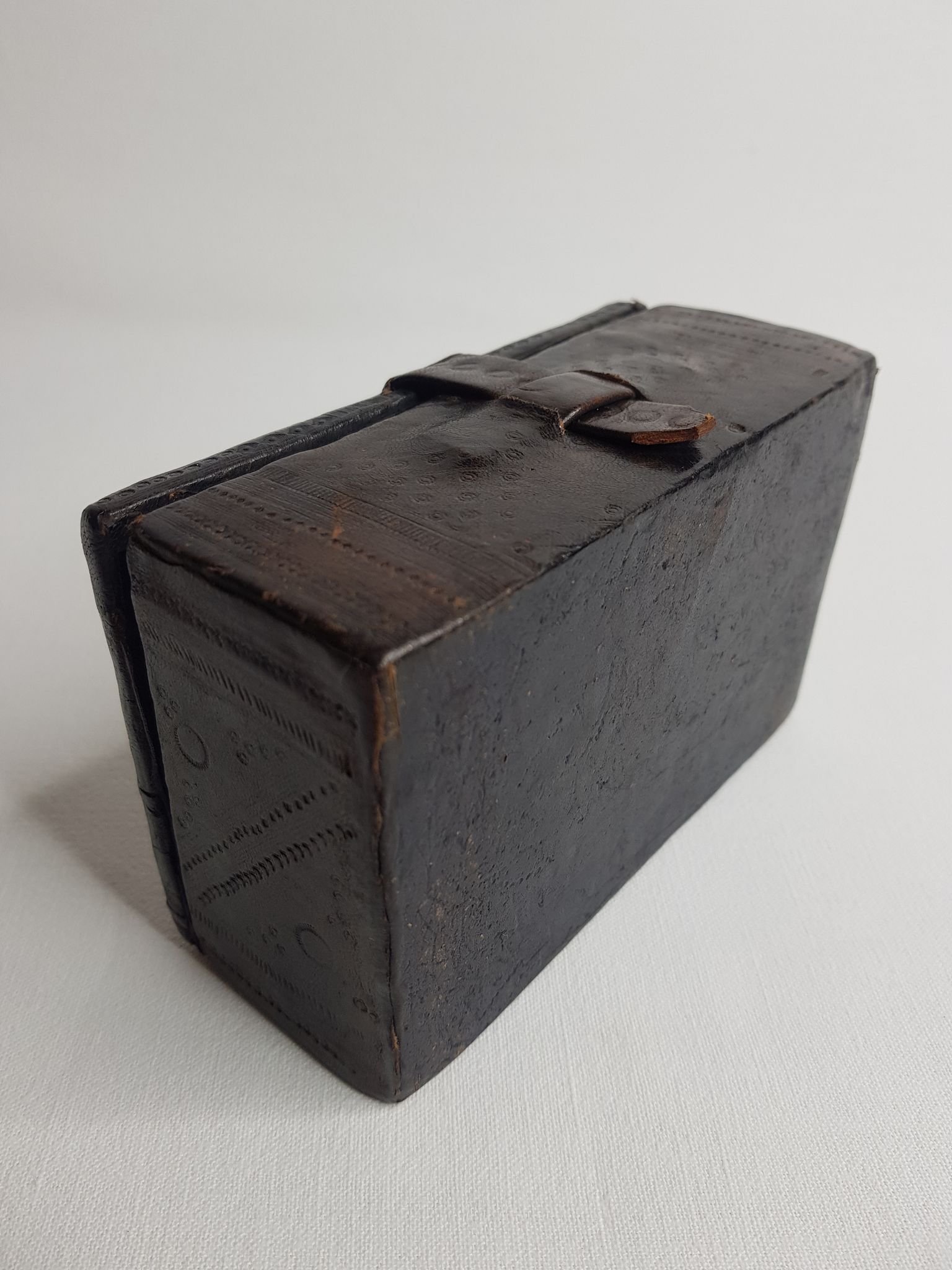 Touareg jewelry box in wood and leather pushed back 13.5 cm