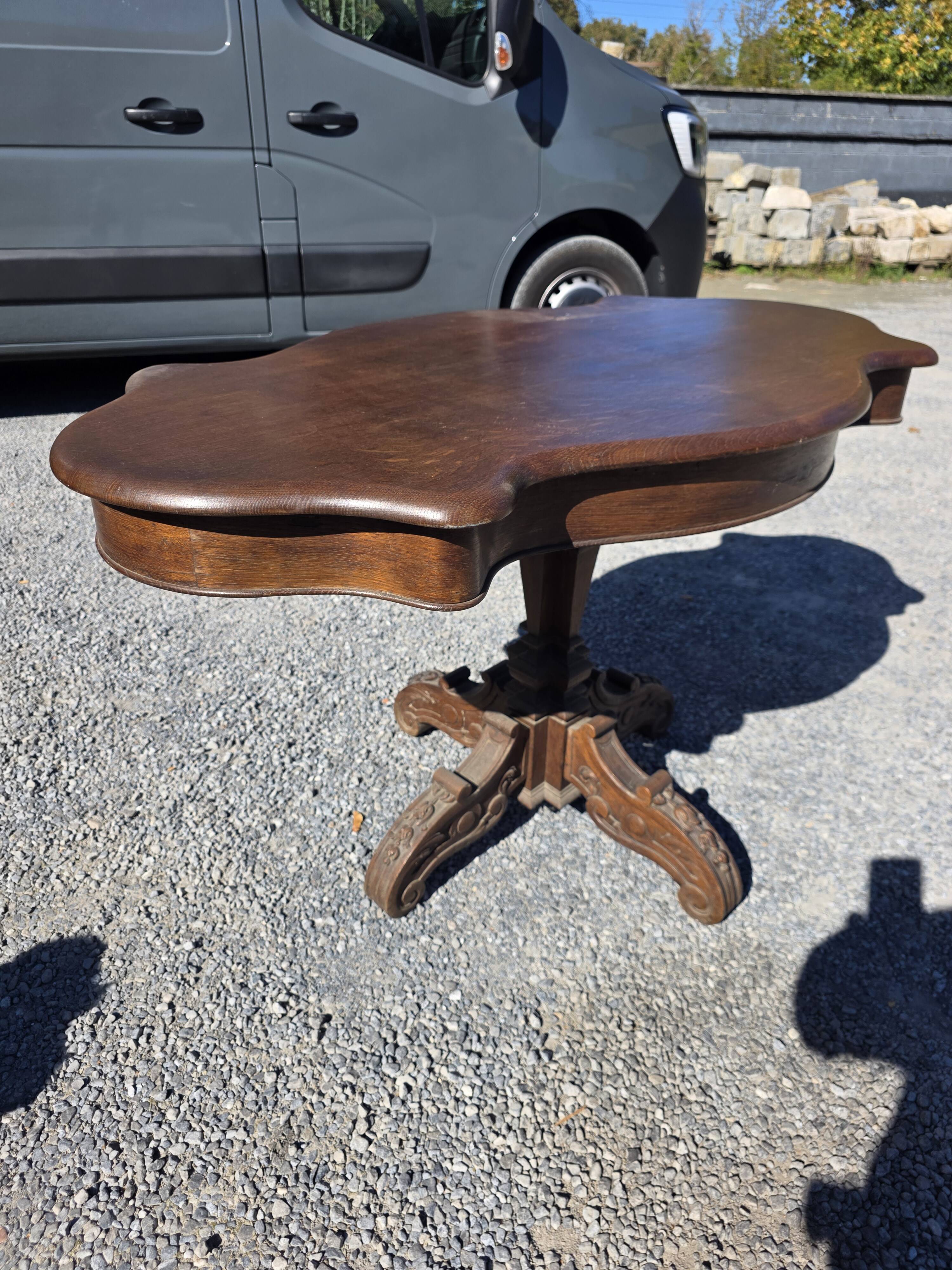 Antique round table in solid oak