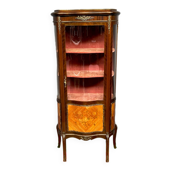 Vitrine de style Louis XV.