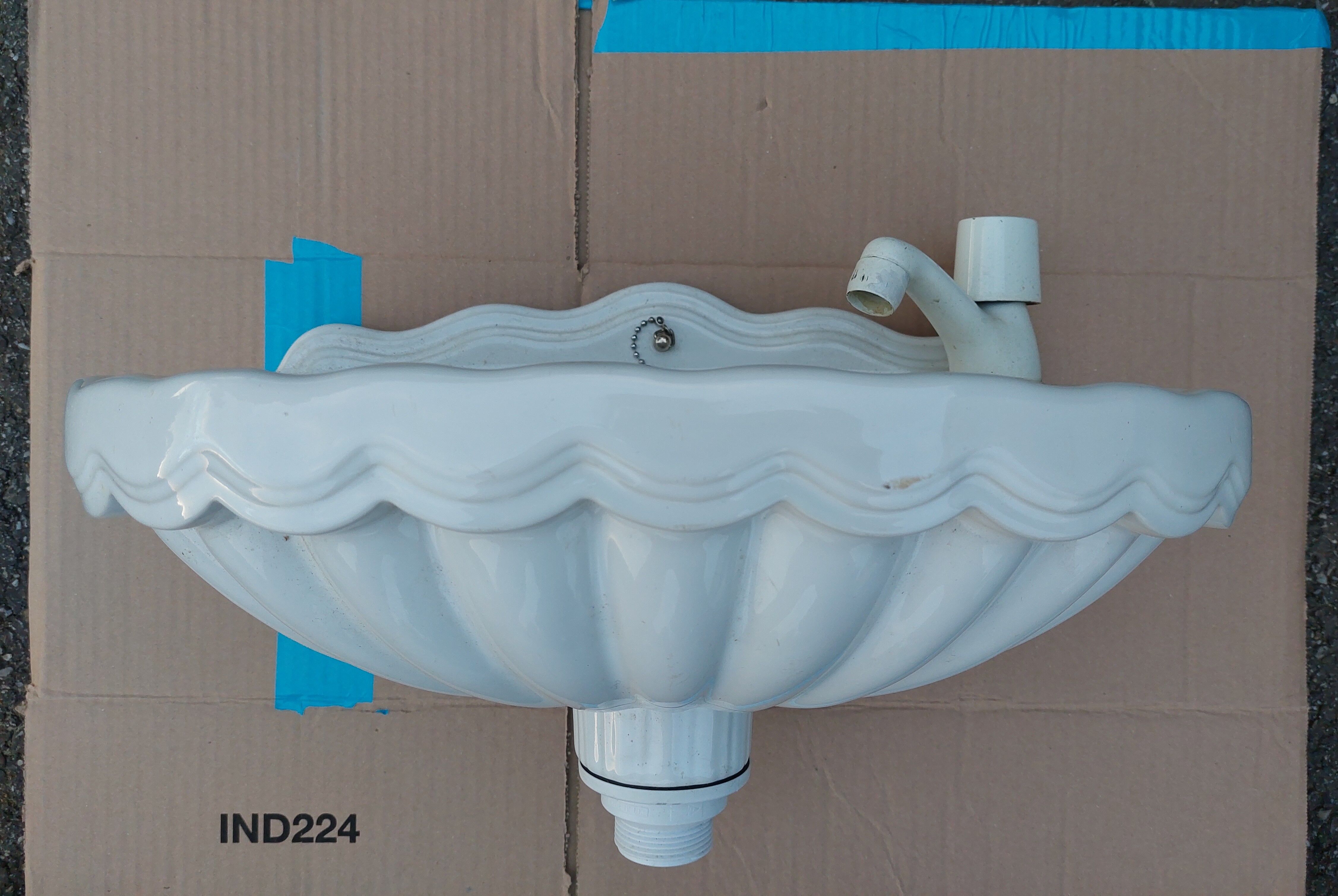 Shell washbasin old porcelain