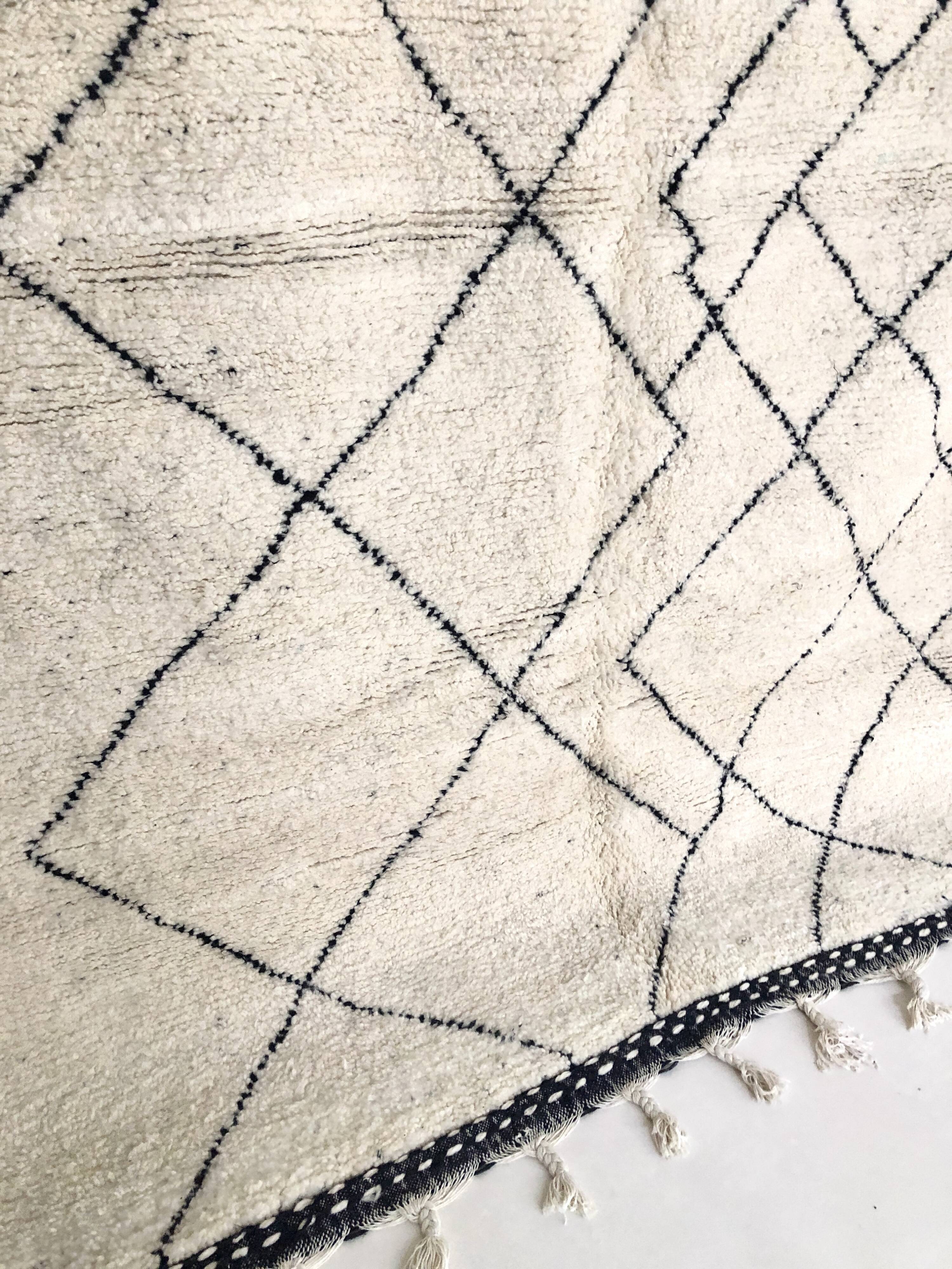 Moroccan Berber carpet with black lines 2,88x1.99m