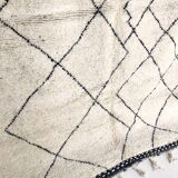 Moroccan Berber carpet with black lines 2,88x1.99m