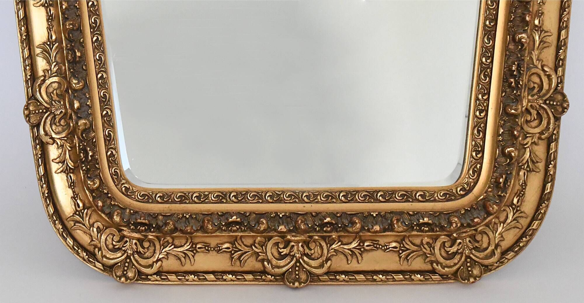 Wooden mirror and gilded stucco decorated with rockery style rinceaux and shells