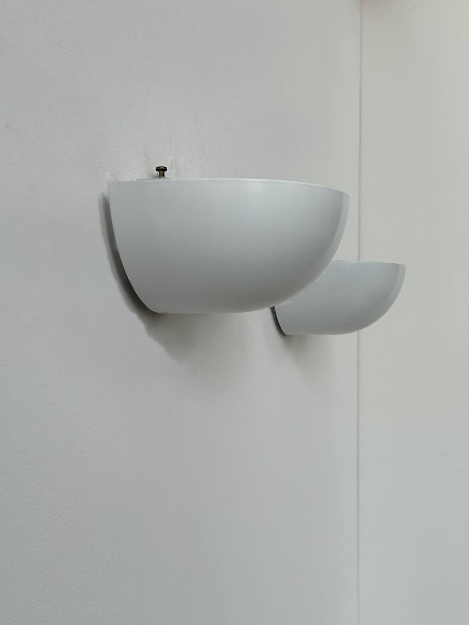 Pair of vintage wall lights in matte white lacquered metal, Italy, 1980.