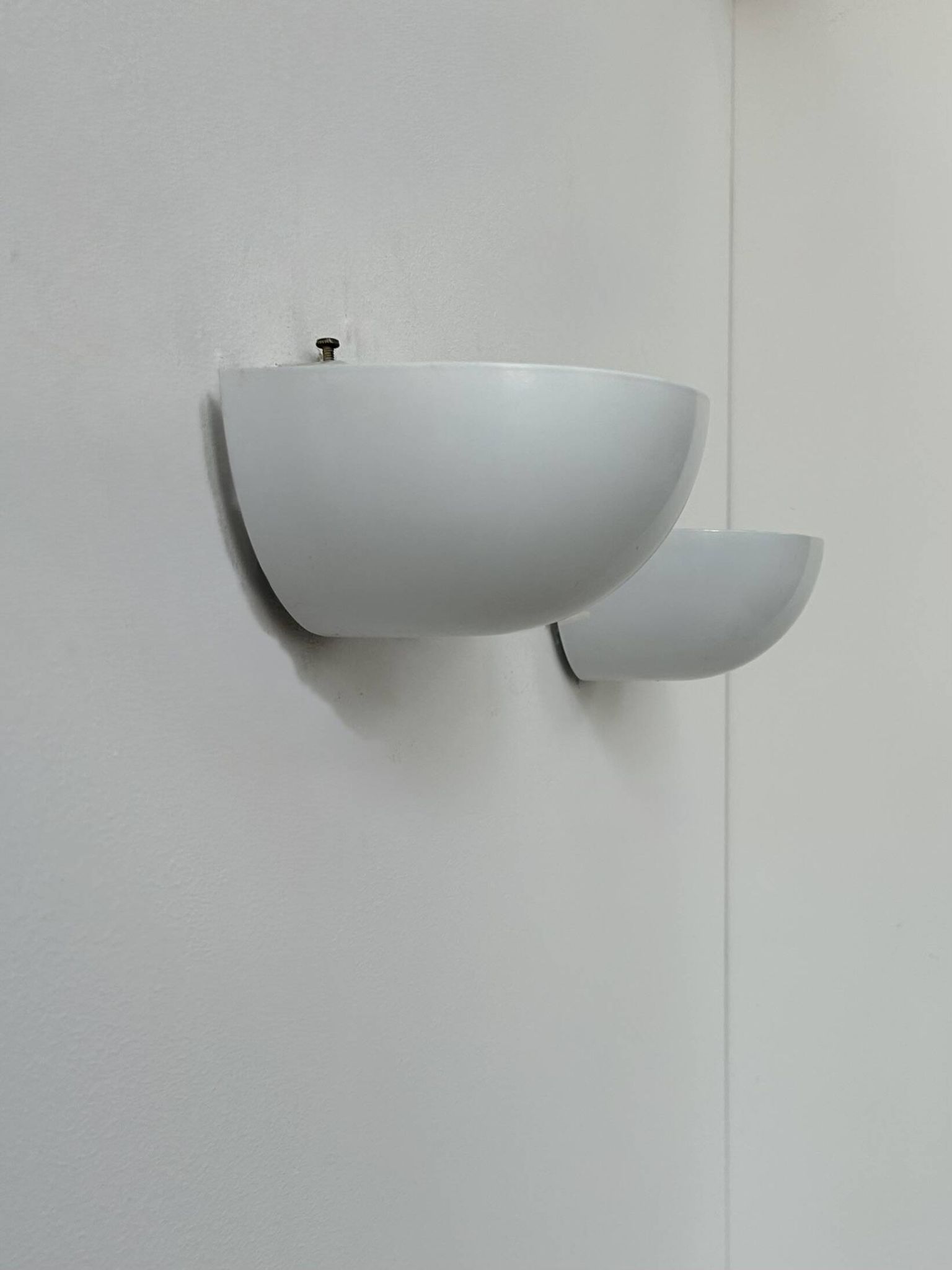 Pair of vintage wall lights in matte white lacquered metal, Italy, 1980.