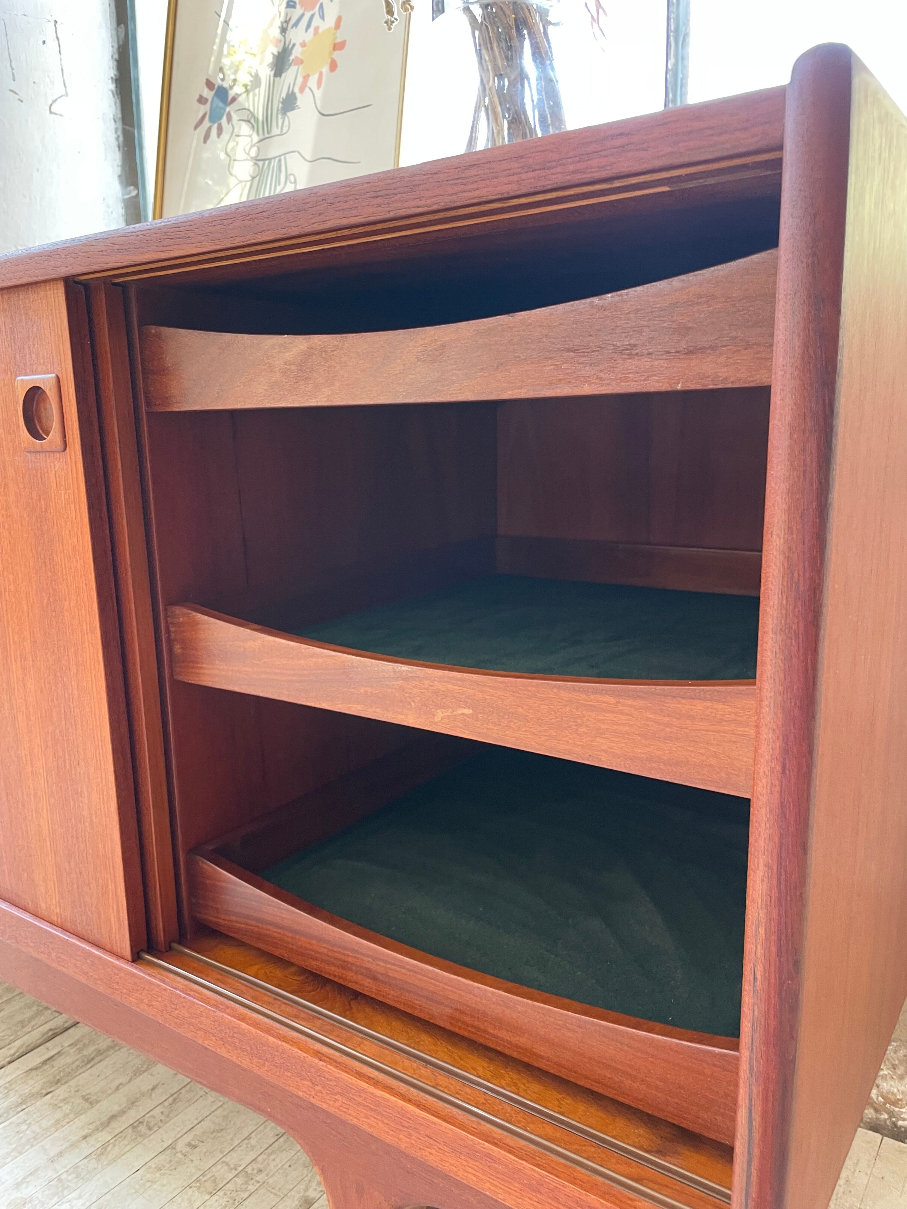 Teak row Johannes Andersen Samcom