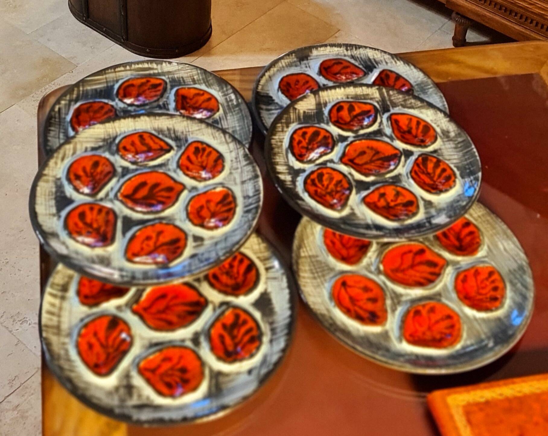 Set of six Pornic oyster plates