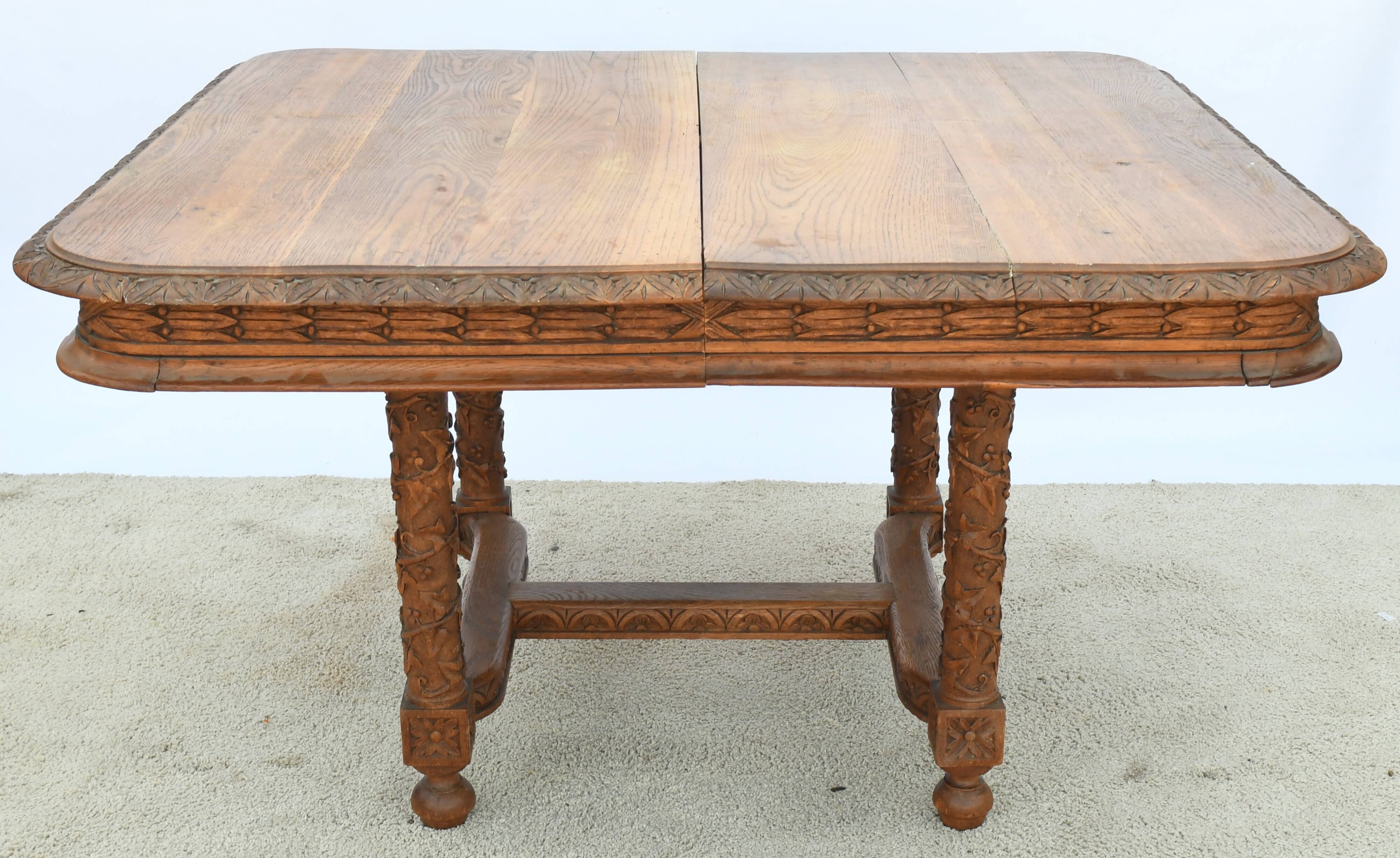 Extendable dining table in carved wood